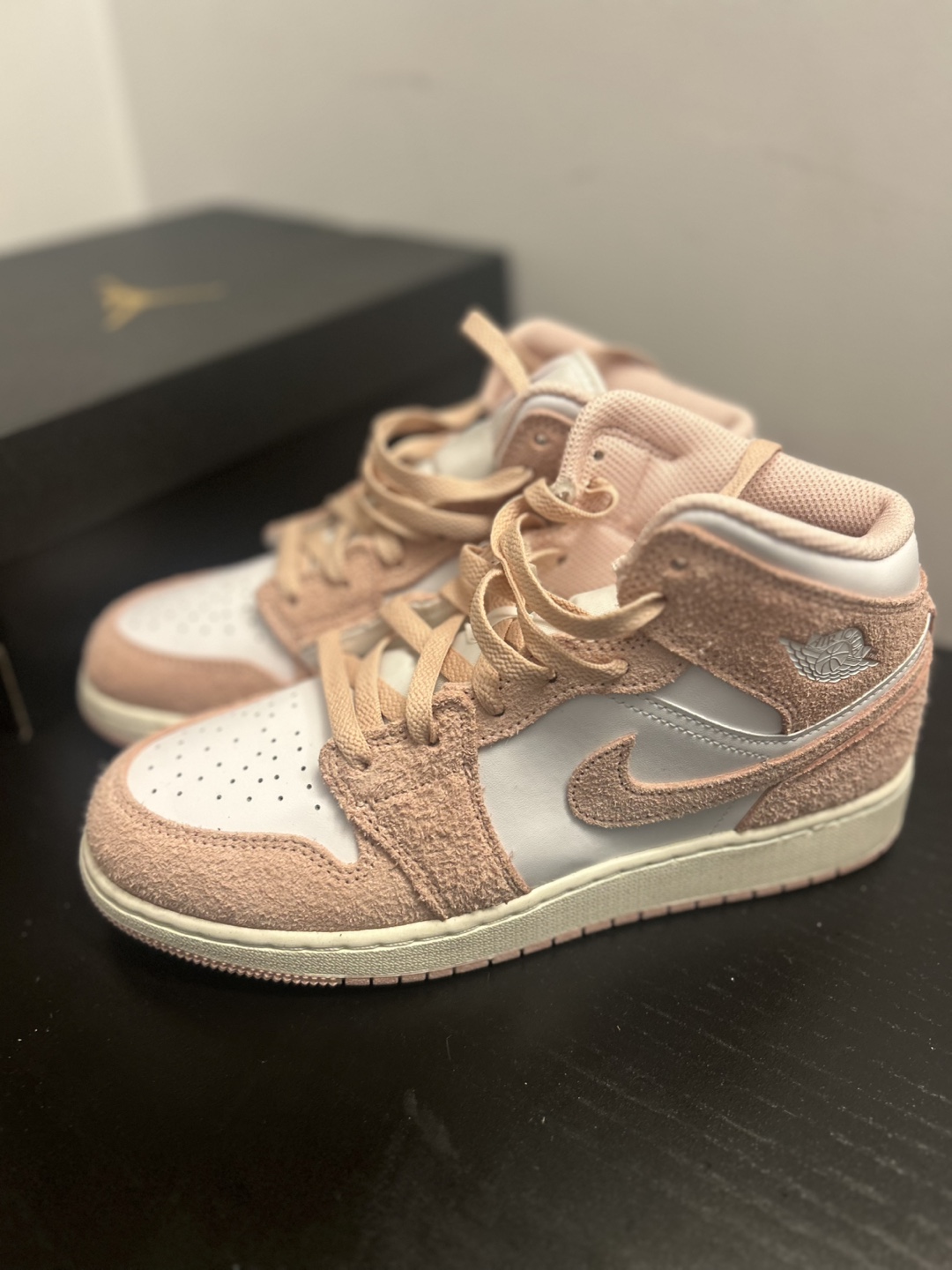 Air Jordan 1 Mid SE (GS) - White/Pink - photo 3
