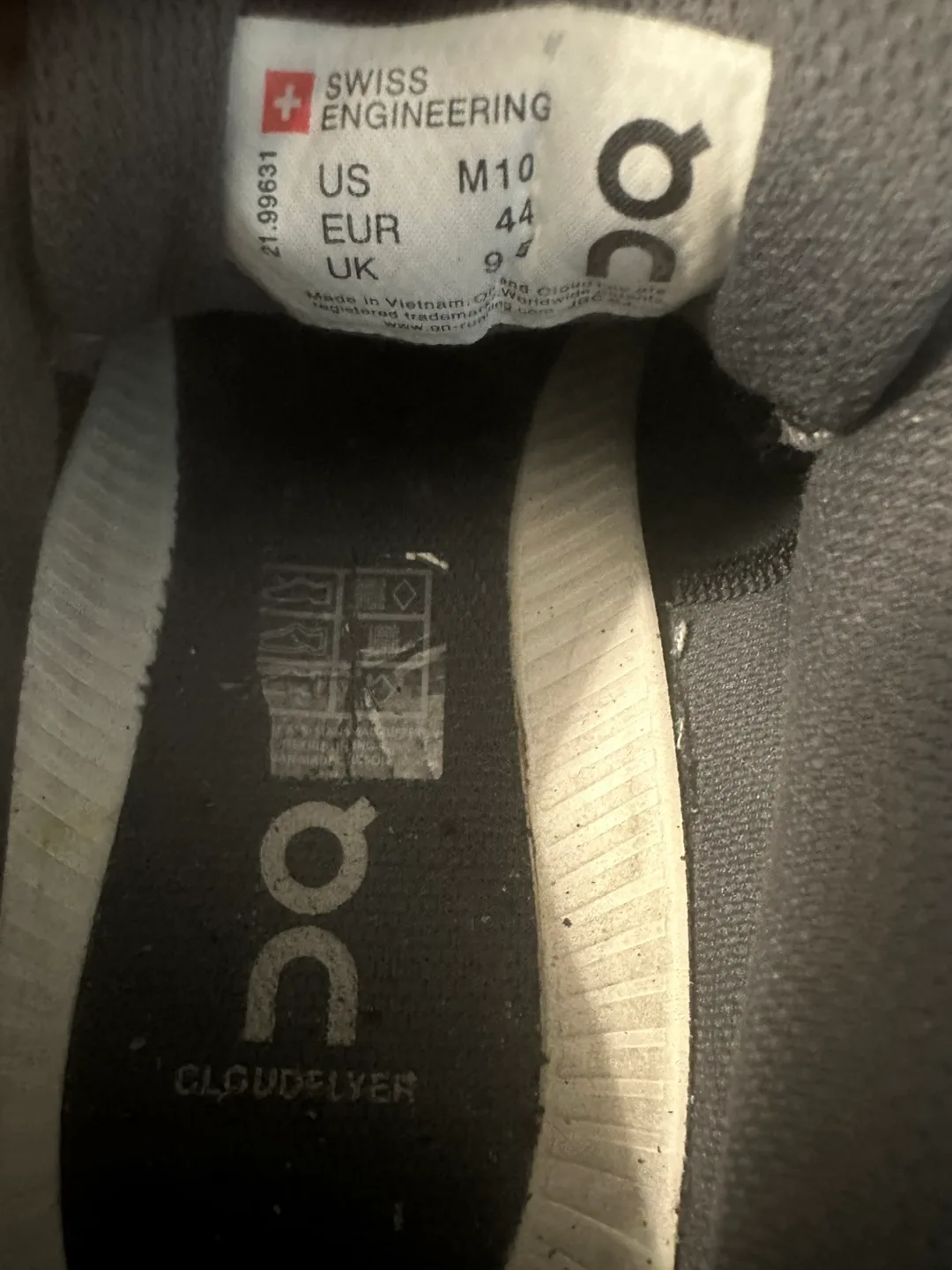 On Cloudflyer Running Shoes image indicator(4)