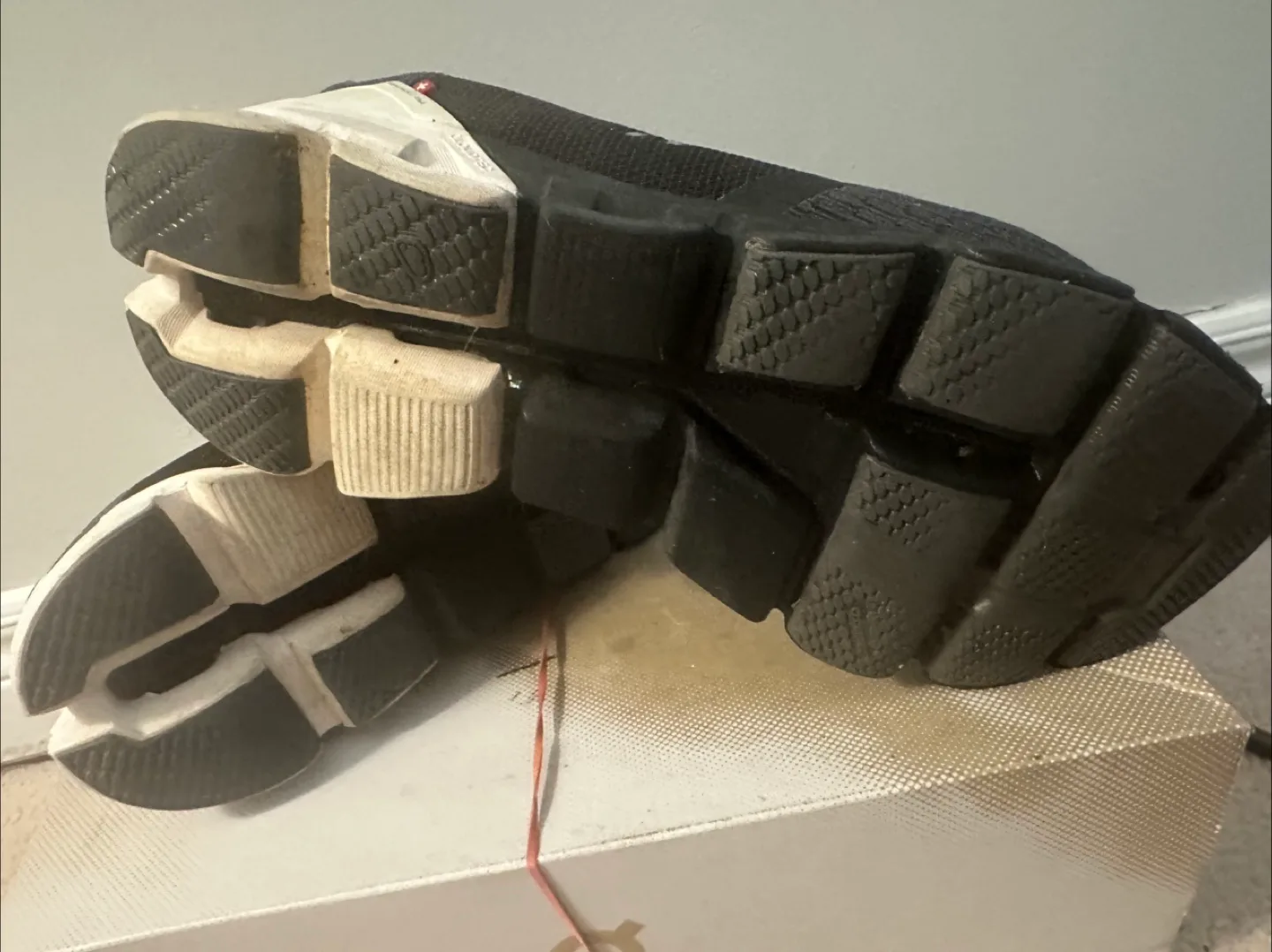 On Cloudflyer Running Shoes image indicator(6)