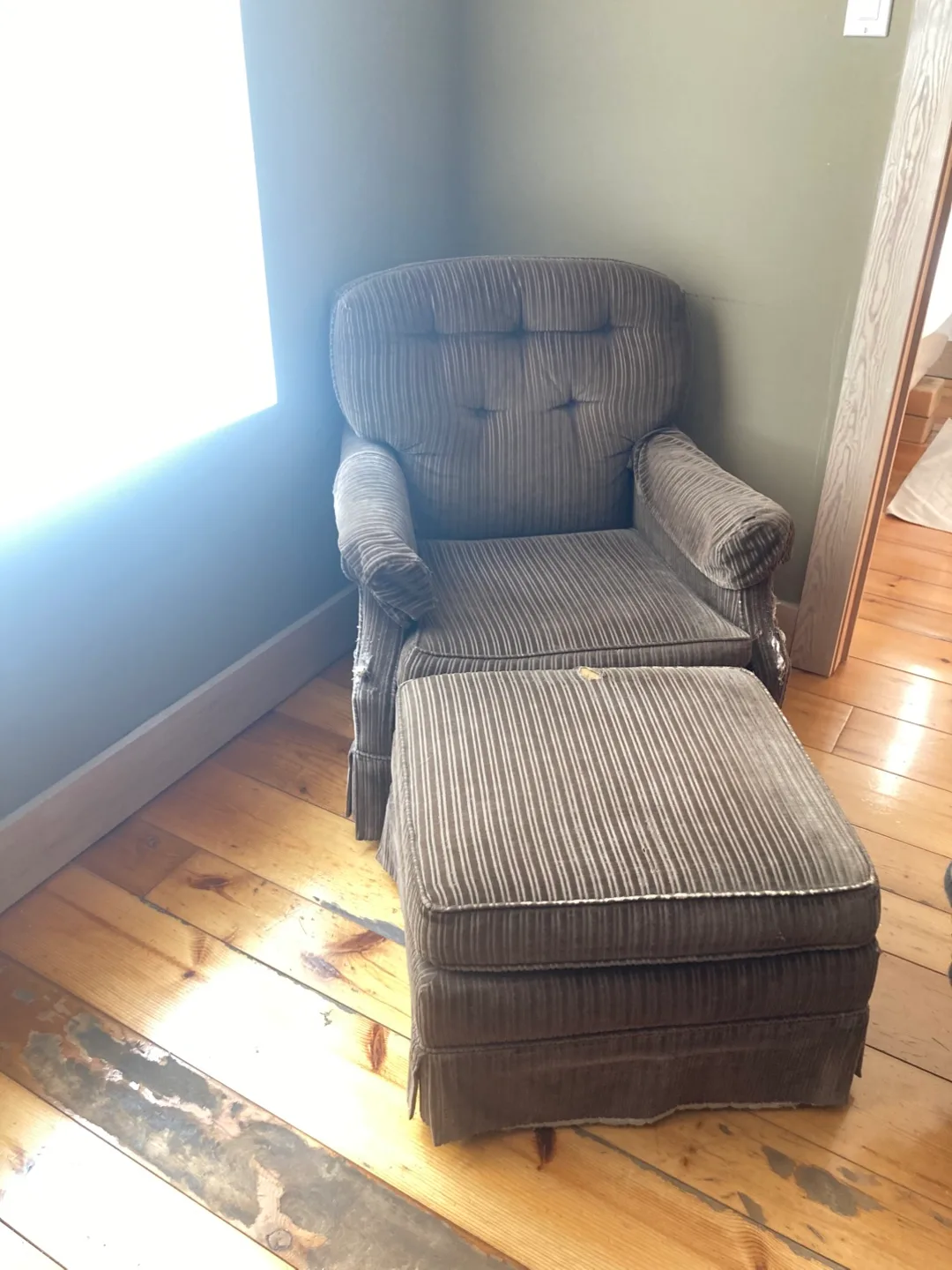 vintage arm chair thumbnail