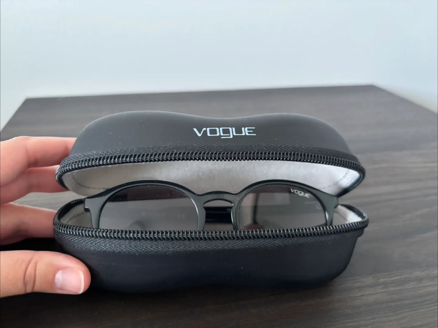 Vogue Sunglasses with case image indicator(3)
