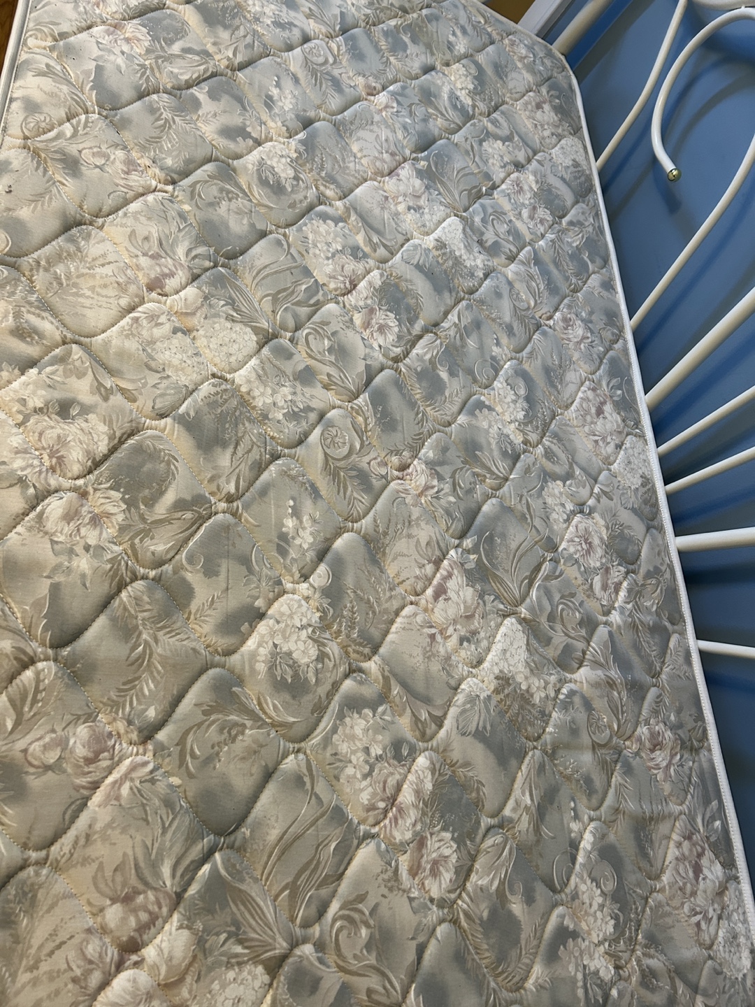 Twin bed with mattress - photo 3