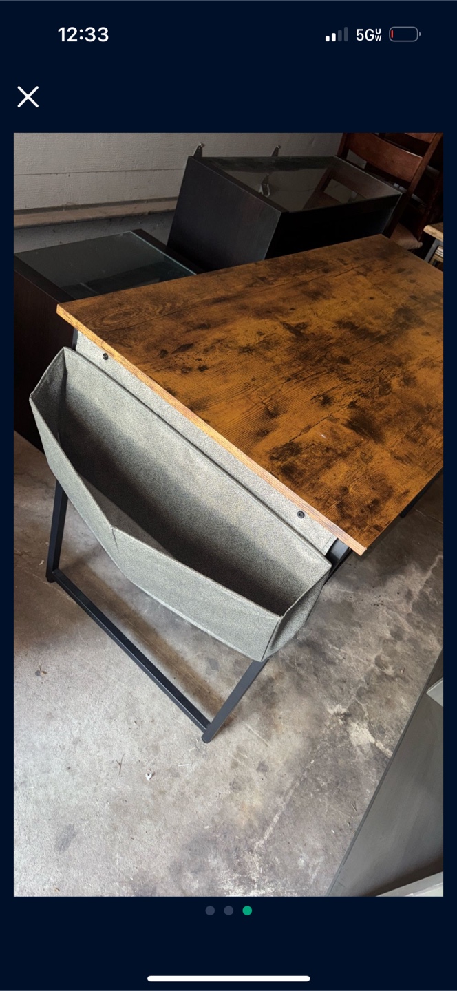 Desk - photo 3