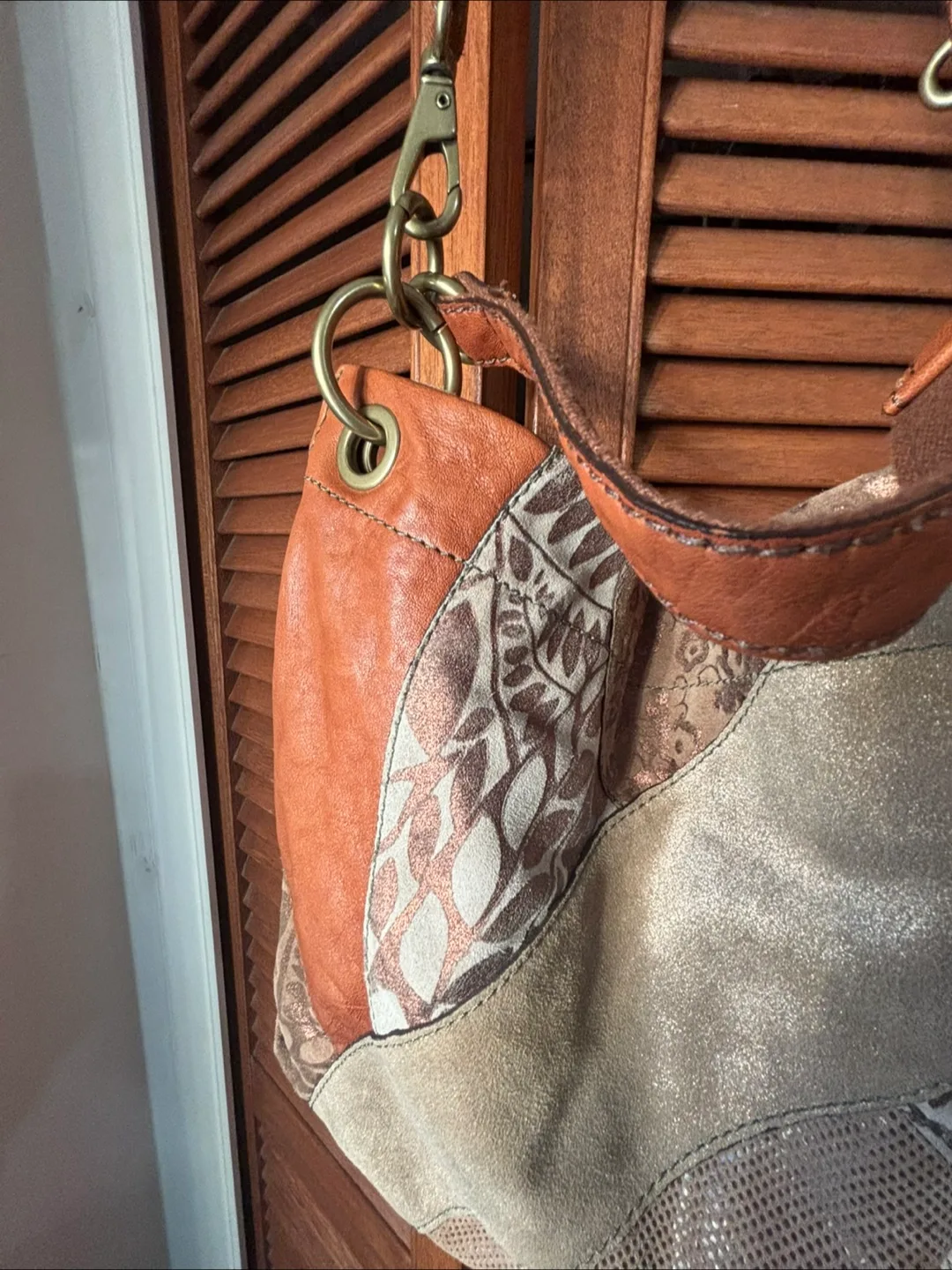 Tan, Brown, and Purse image indicator(4)