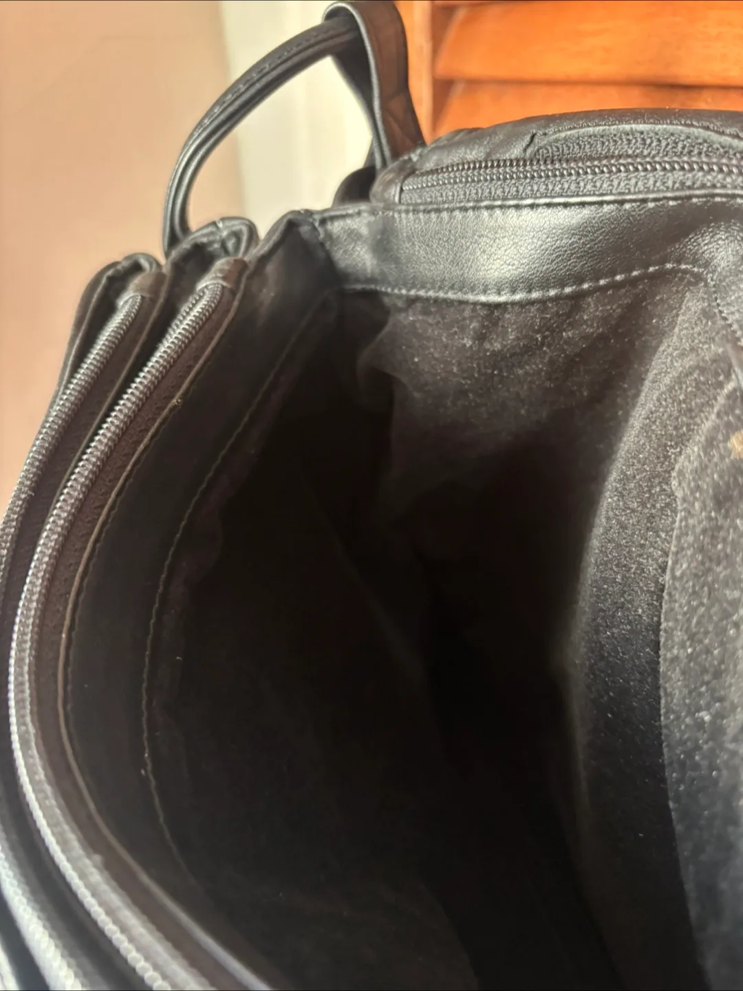 Gabay-Vancouver Black Leather Shoulder Bag image indicator(6)