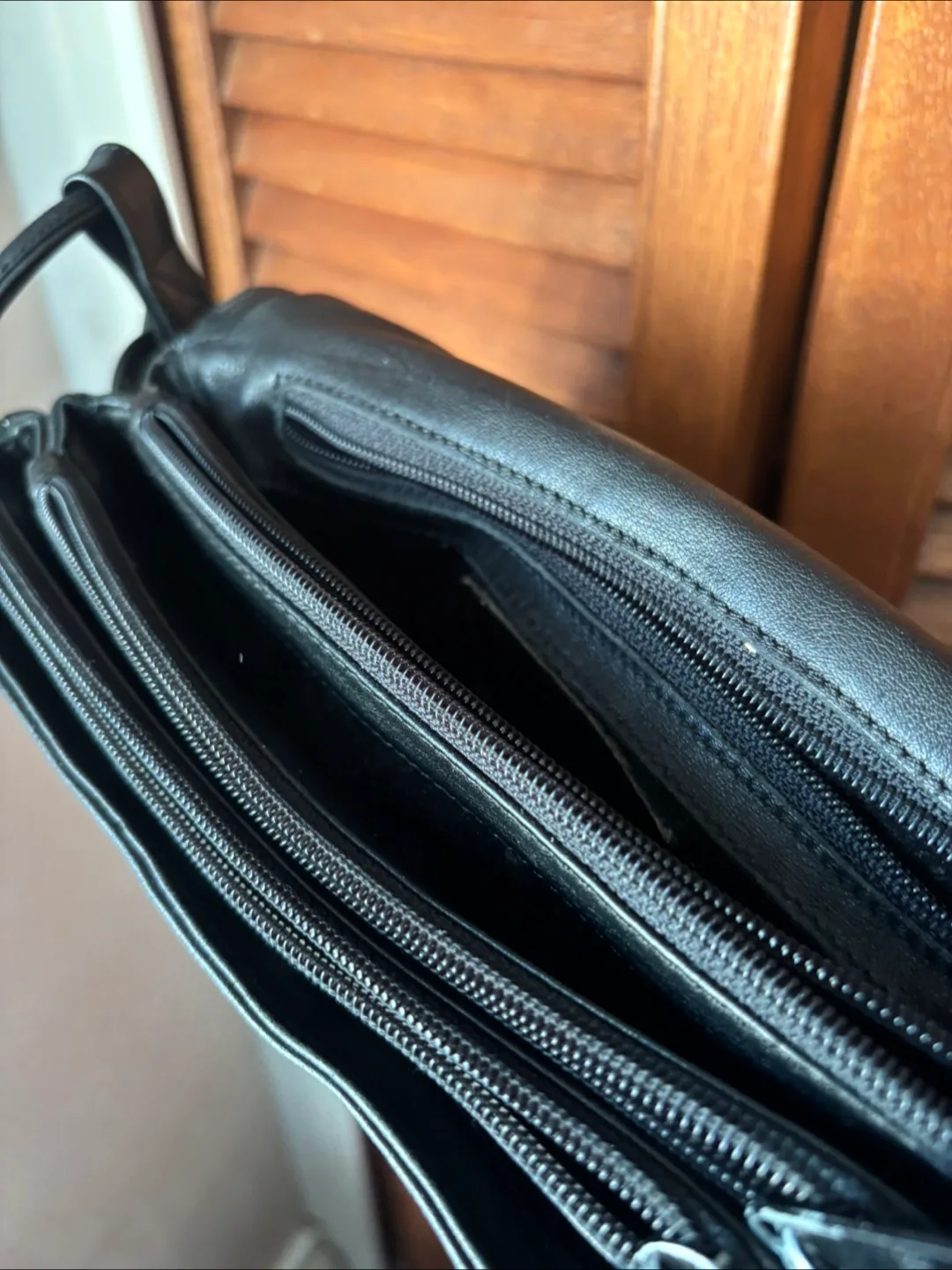 Gabay-Vancouver Black Leather Shoulder Bag image indicator(5)