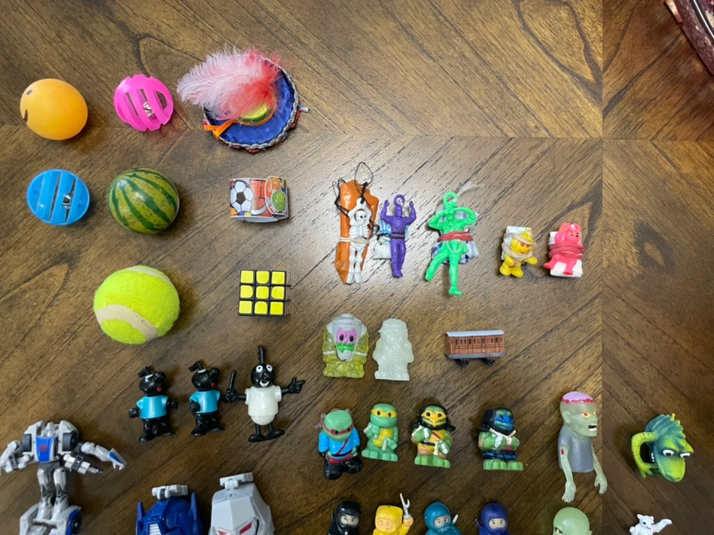 Lot of various toys and collectables image indicator(3)