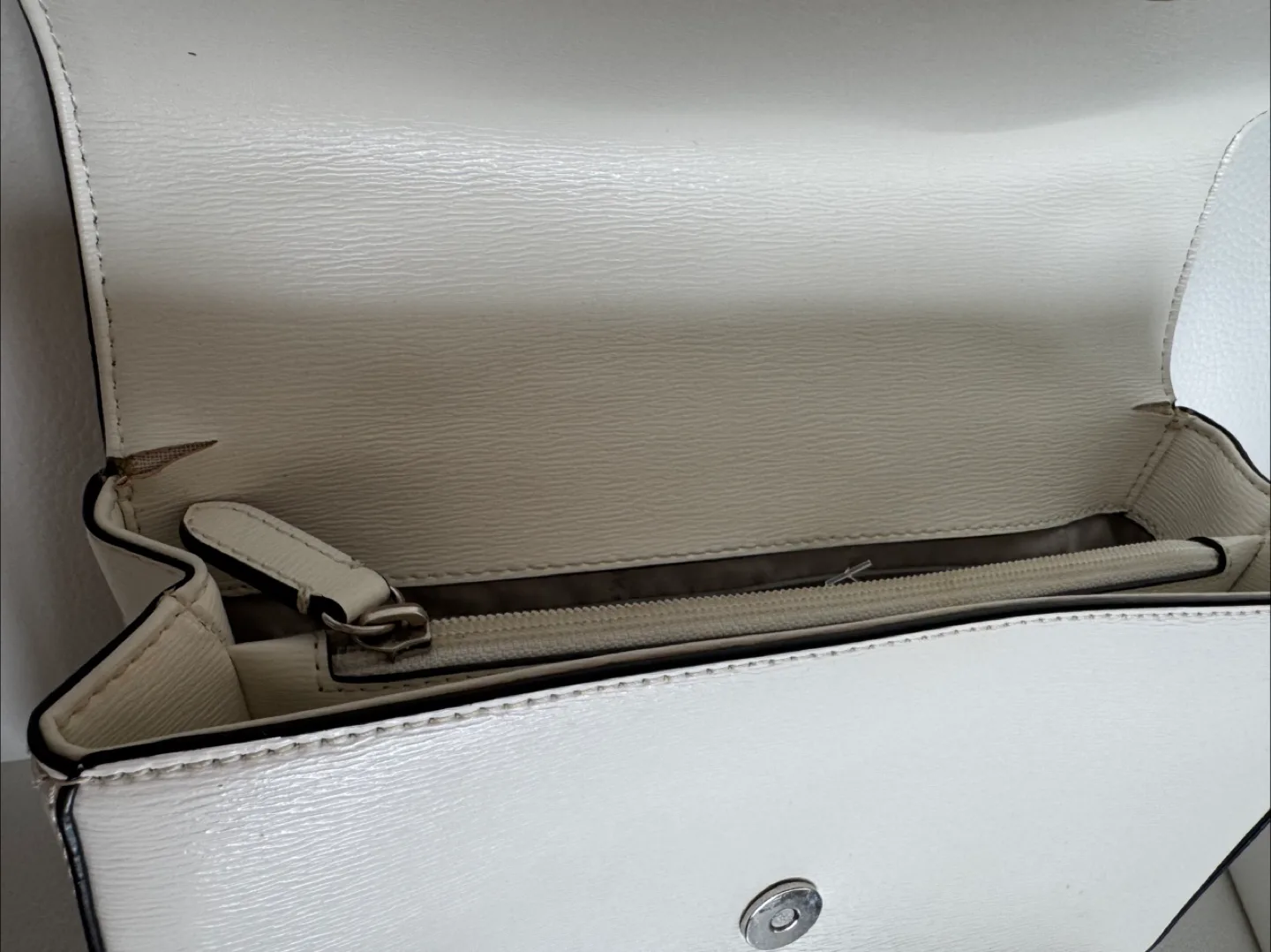 DKNY White Handbag with Chain Strap image indicator(4)