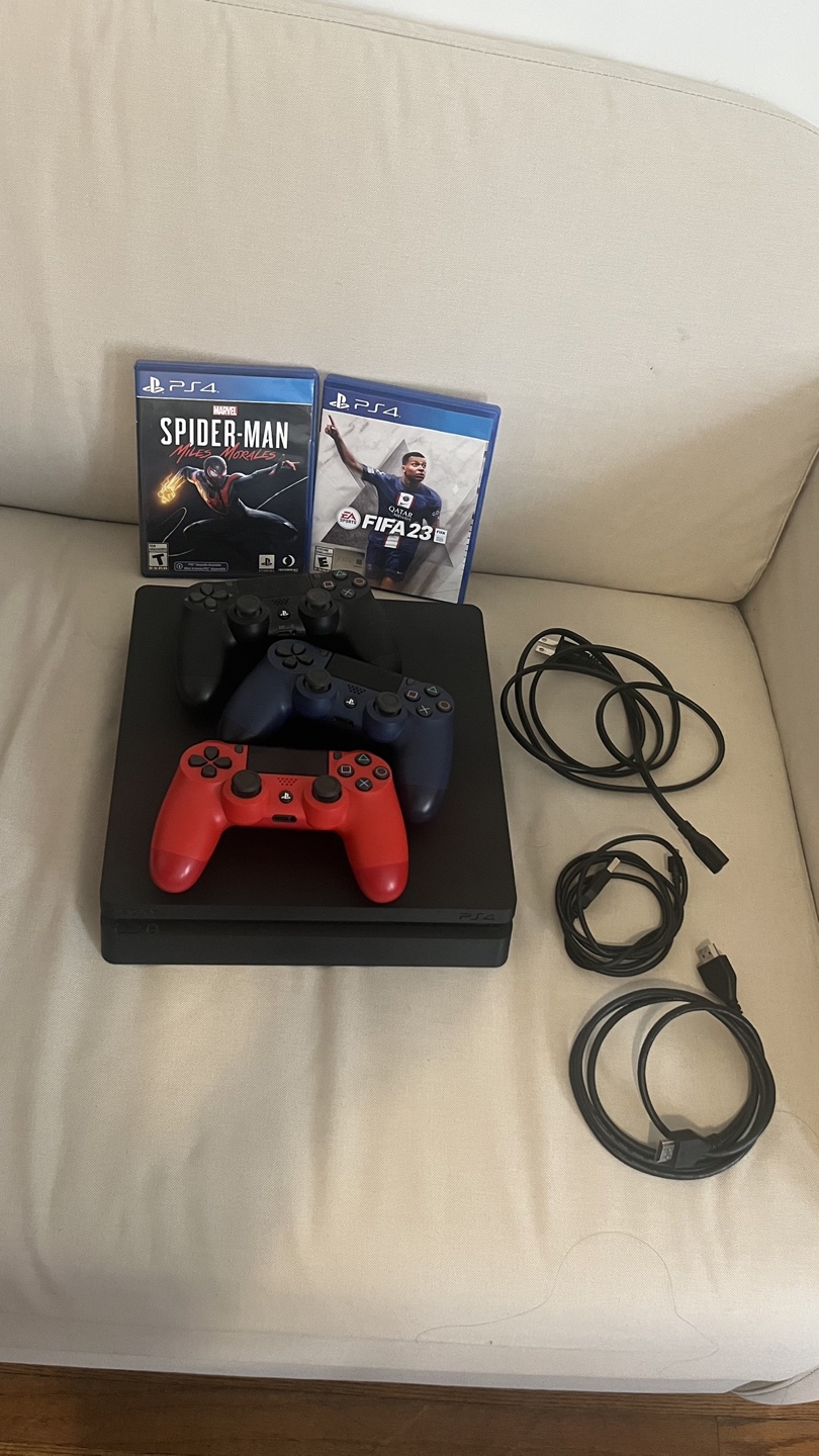 PS4 + 3 controllers + 2 games - photo 2