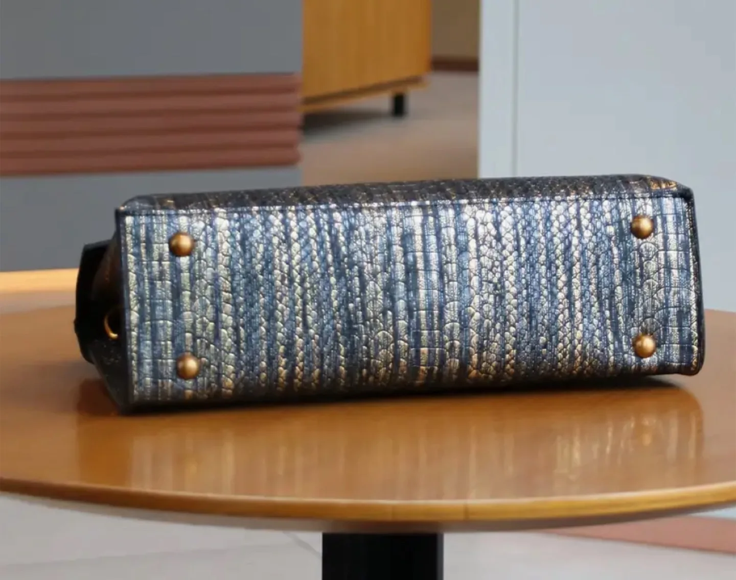 🆕 CIOCO Black and Gold Handbag 👜 image indicator(4)