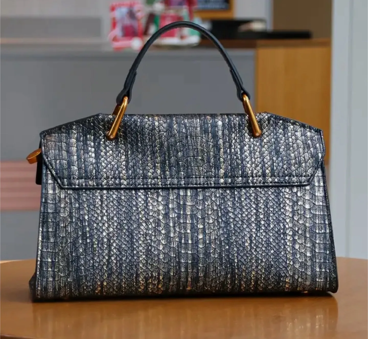 🆕 CIOCO Black and Gold Handbag 👜 image indicator(3)