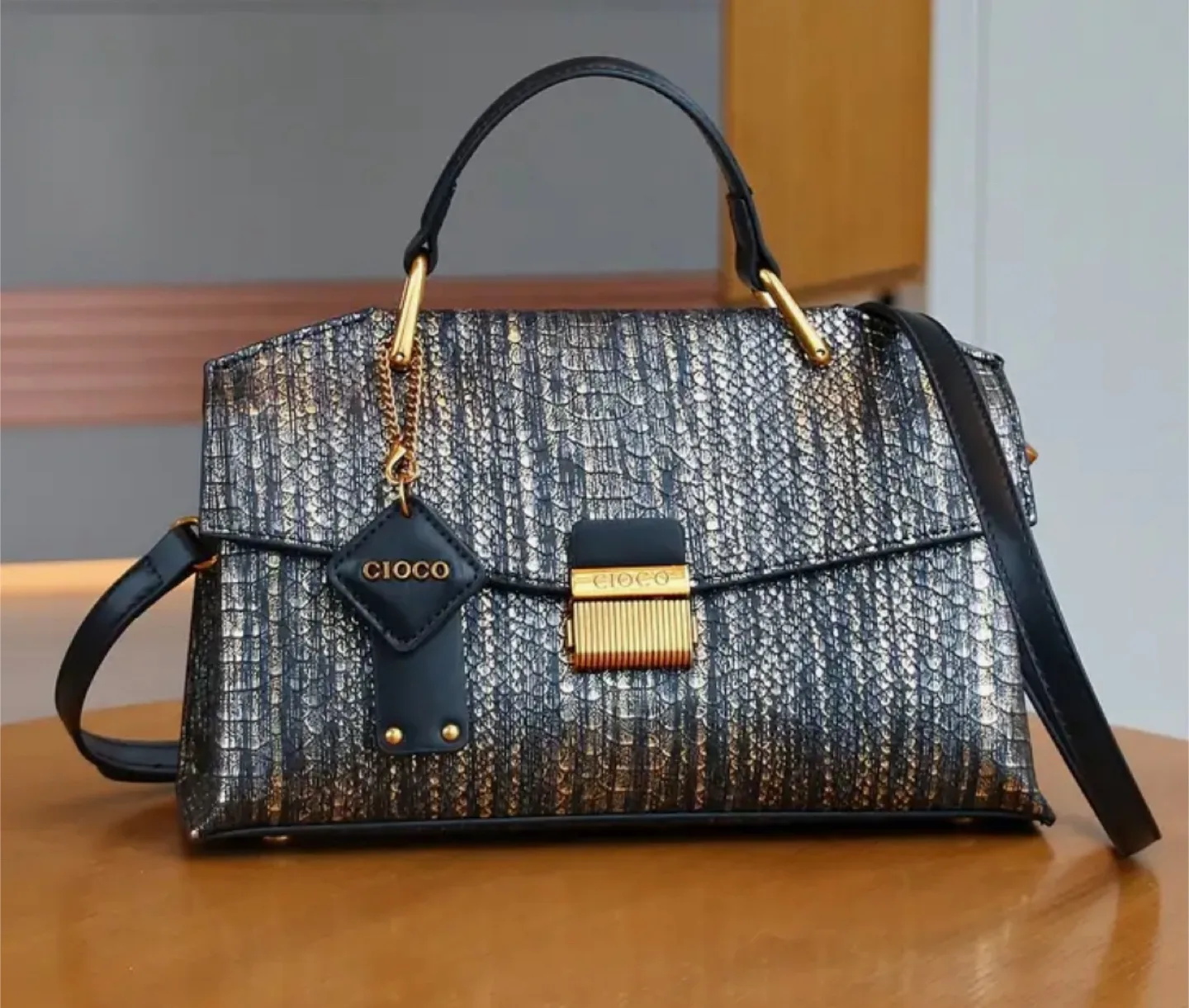 🆕 CIOCO Black and Gold Handbag 👜 image indicator(2)