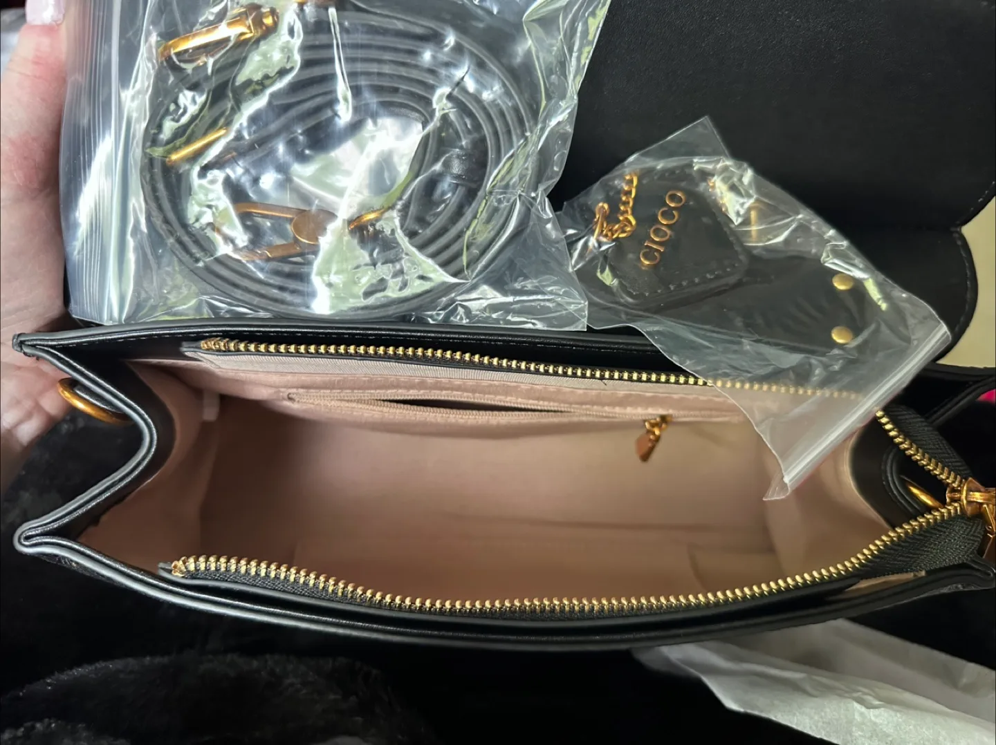 🆕 CIOCO Black and Gold Handbag 👜 image indicator(7)