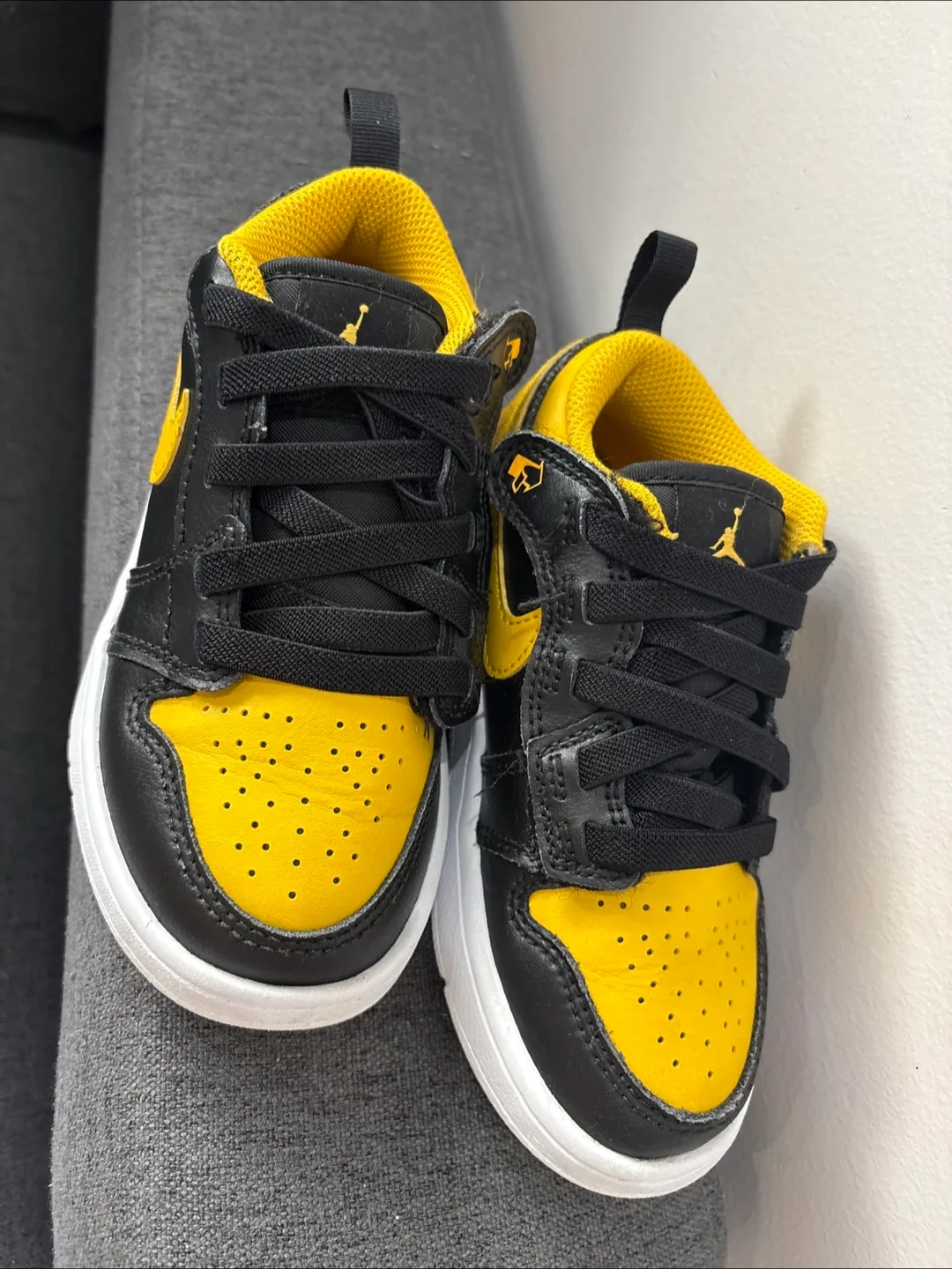 Toddler Jordan 1 Low - Black & Yellow image indicator(2)