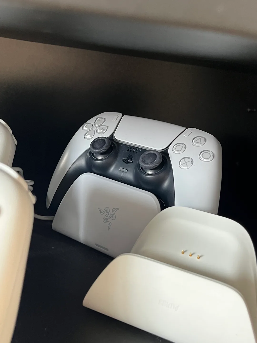 PlayStation 5 White Wireless Controller & Charging Station thumbnail