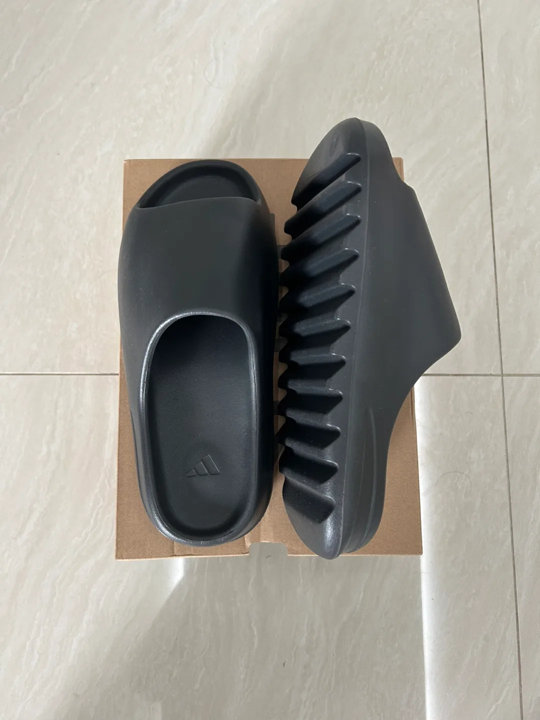 Yeezy Slides Size 10 *ONYX* (BRAND NEW) thumbnail