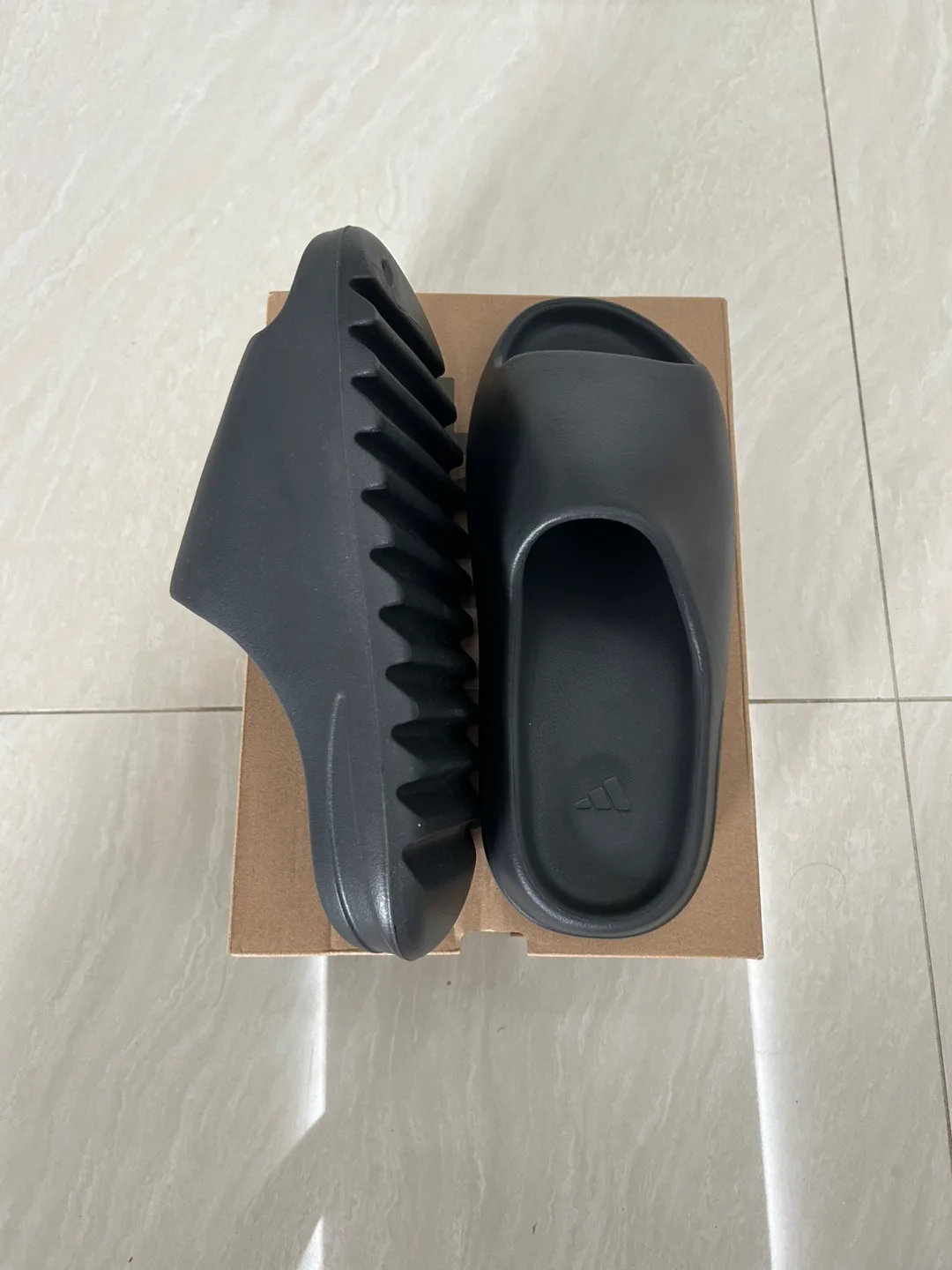 Yeezy Slides Size 10 *ONYX* (BRAND NEW) image indicator(2)