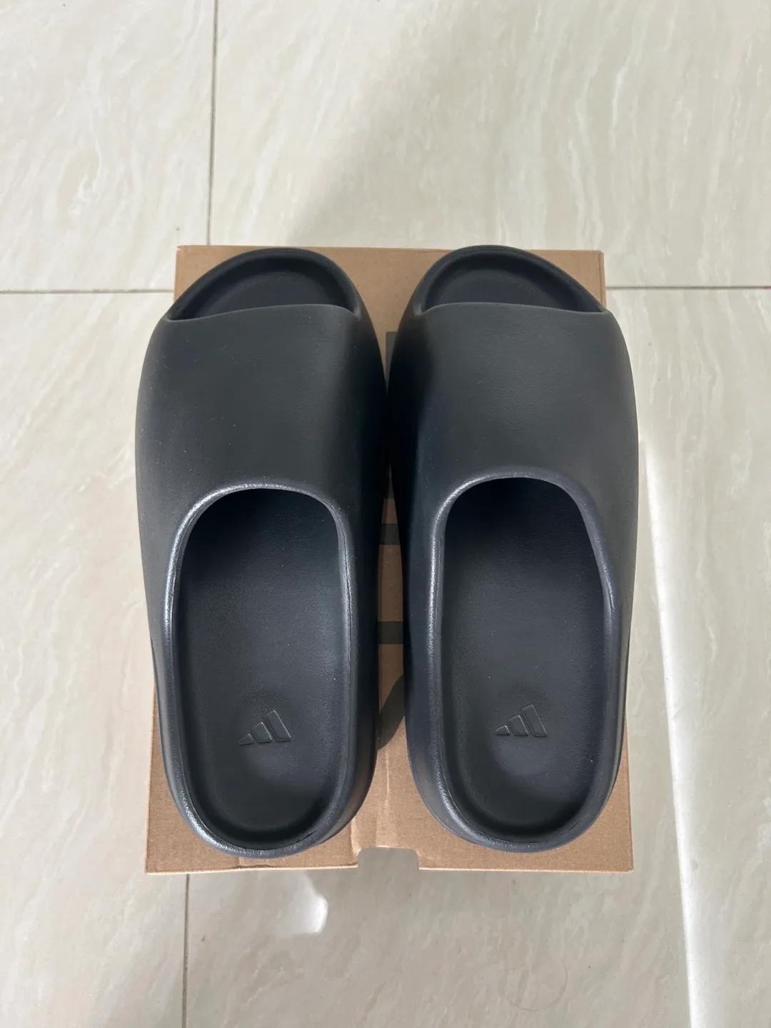Yeezy Slides Size 10 *ONYX* (BRAND NEW) image indicator(3)