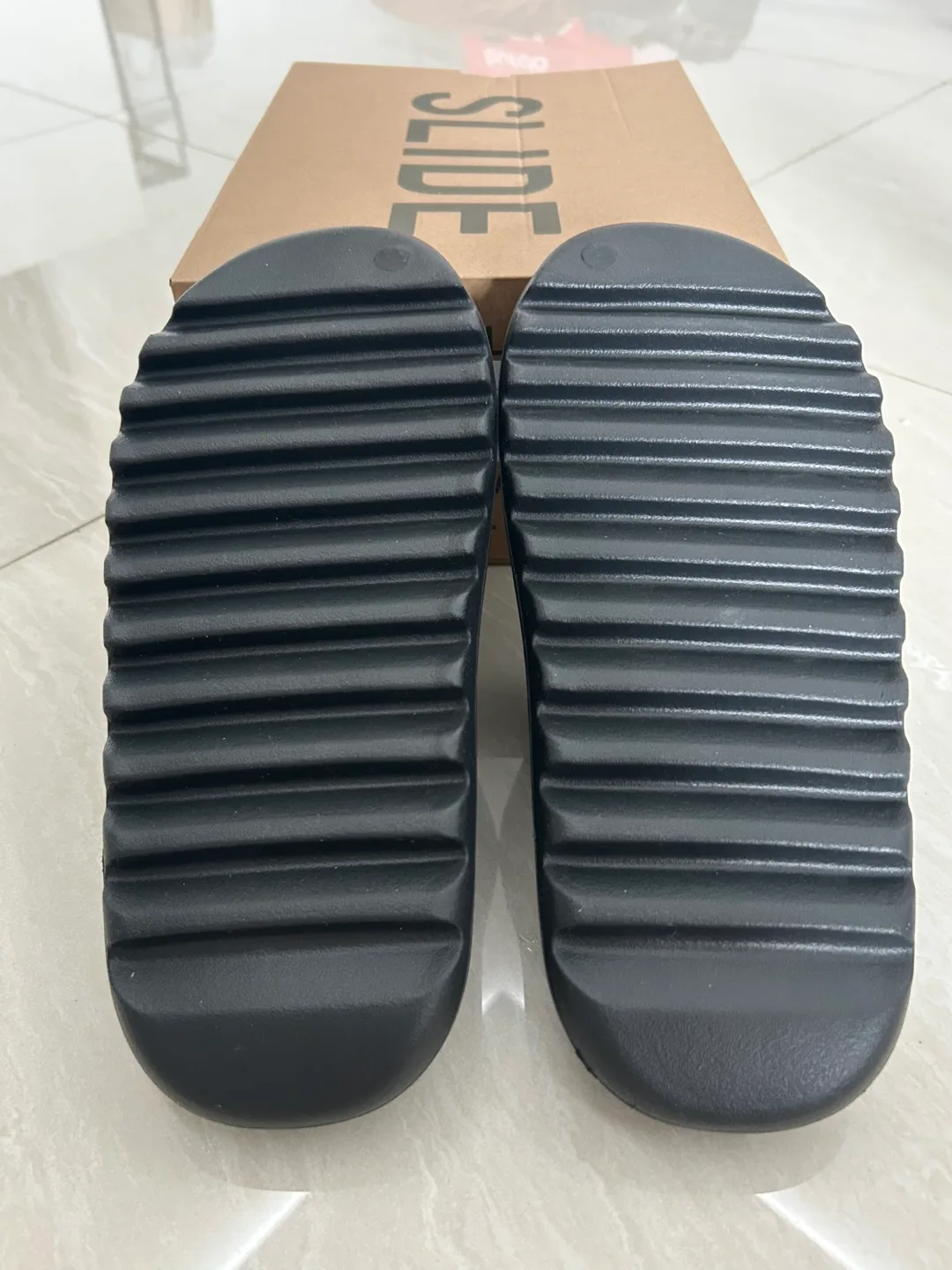 Yeezy Slides Size 10 *ONYX* (BRAND NEW) image indicator(7)