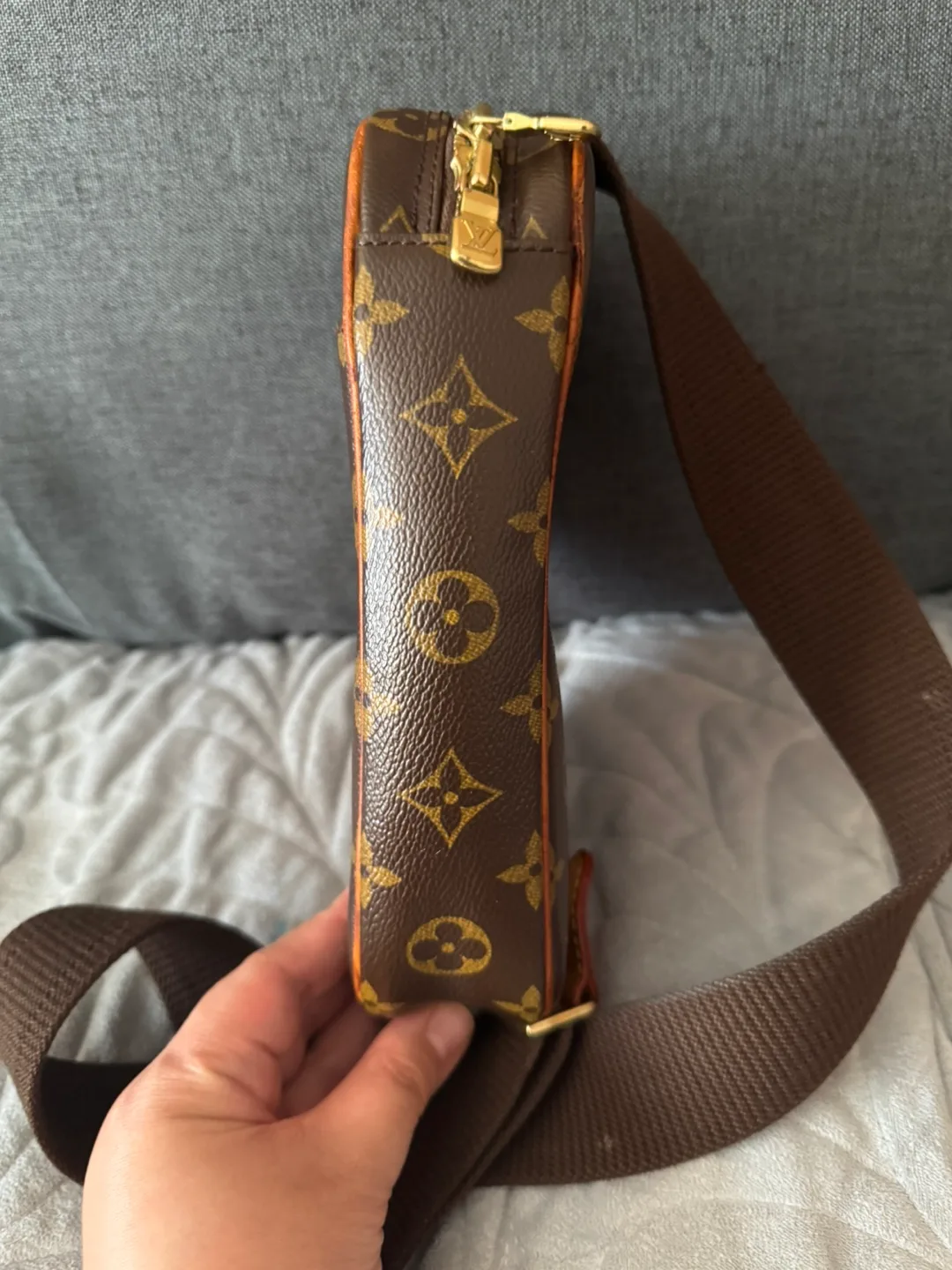 Louis Vuitton Monogram Crossbody Bag image indicator(5)