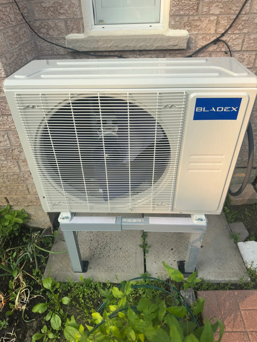 Brandnew BLADEX 2 ton 24000 BTU heat pump/Air conditioner thumbnail