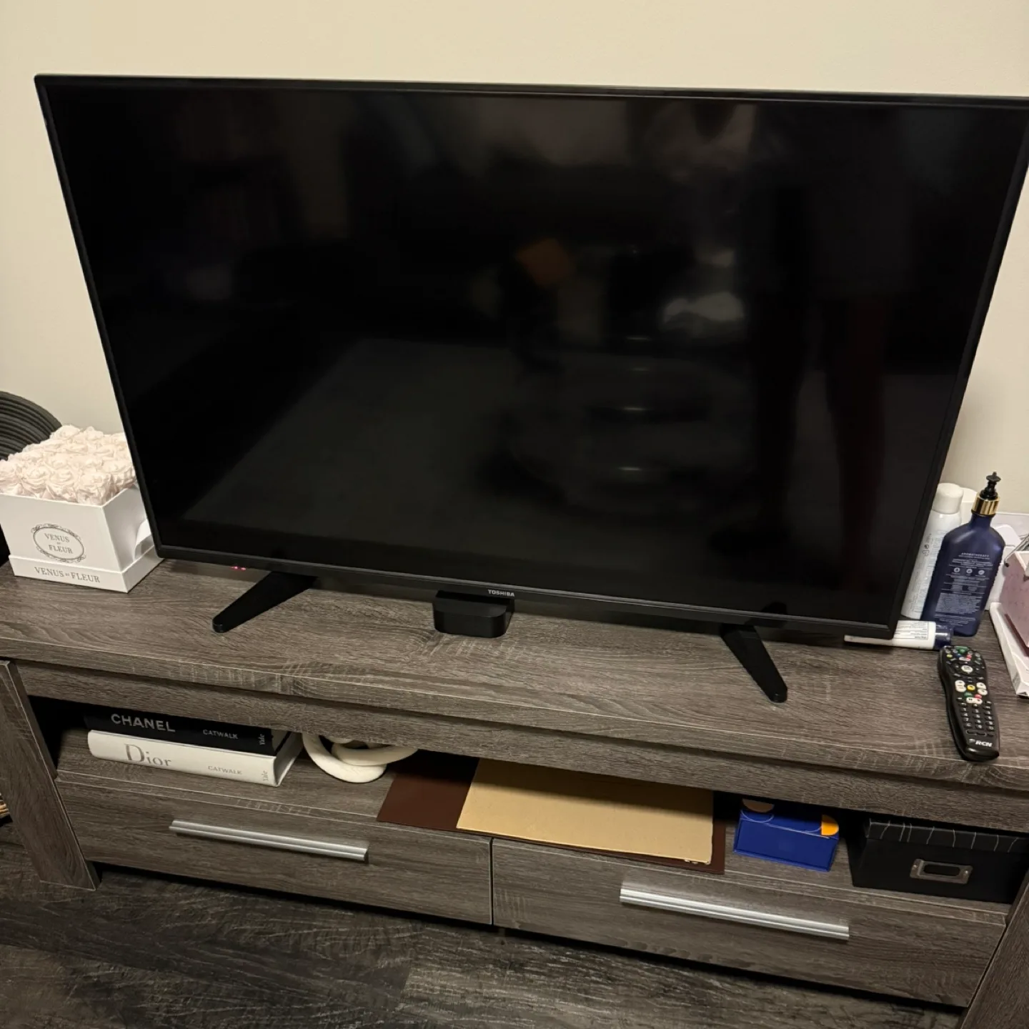Toshiba Flat Screen TV and stand thumbnail