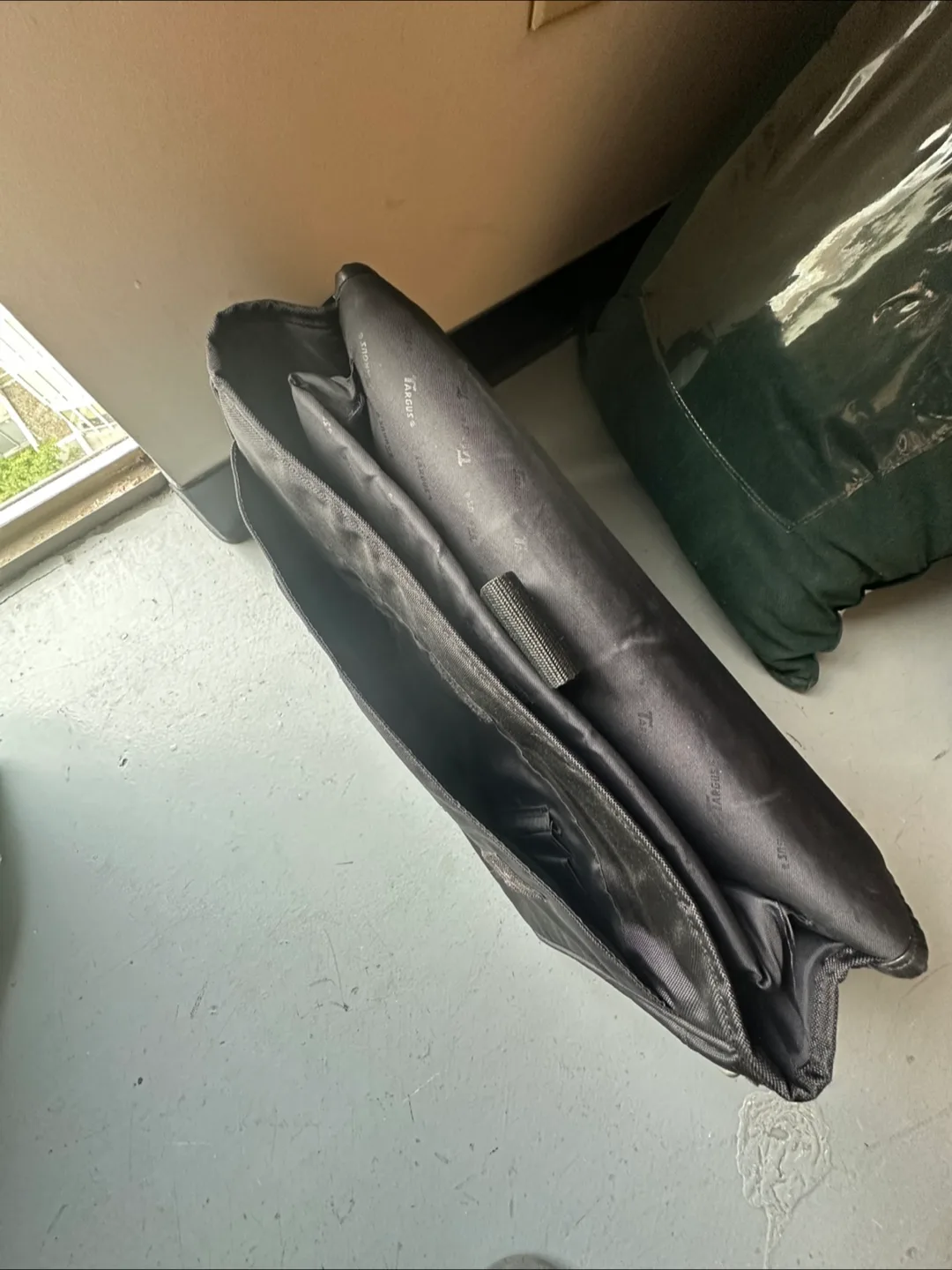 Black computer Bag image indicator(4)