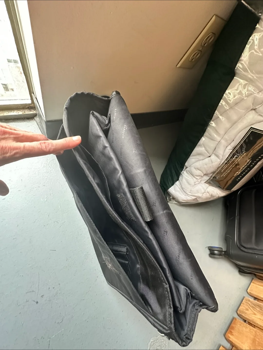 Black computer Bag image indicator(3)