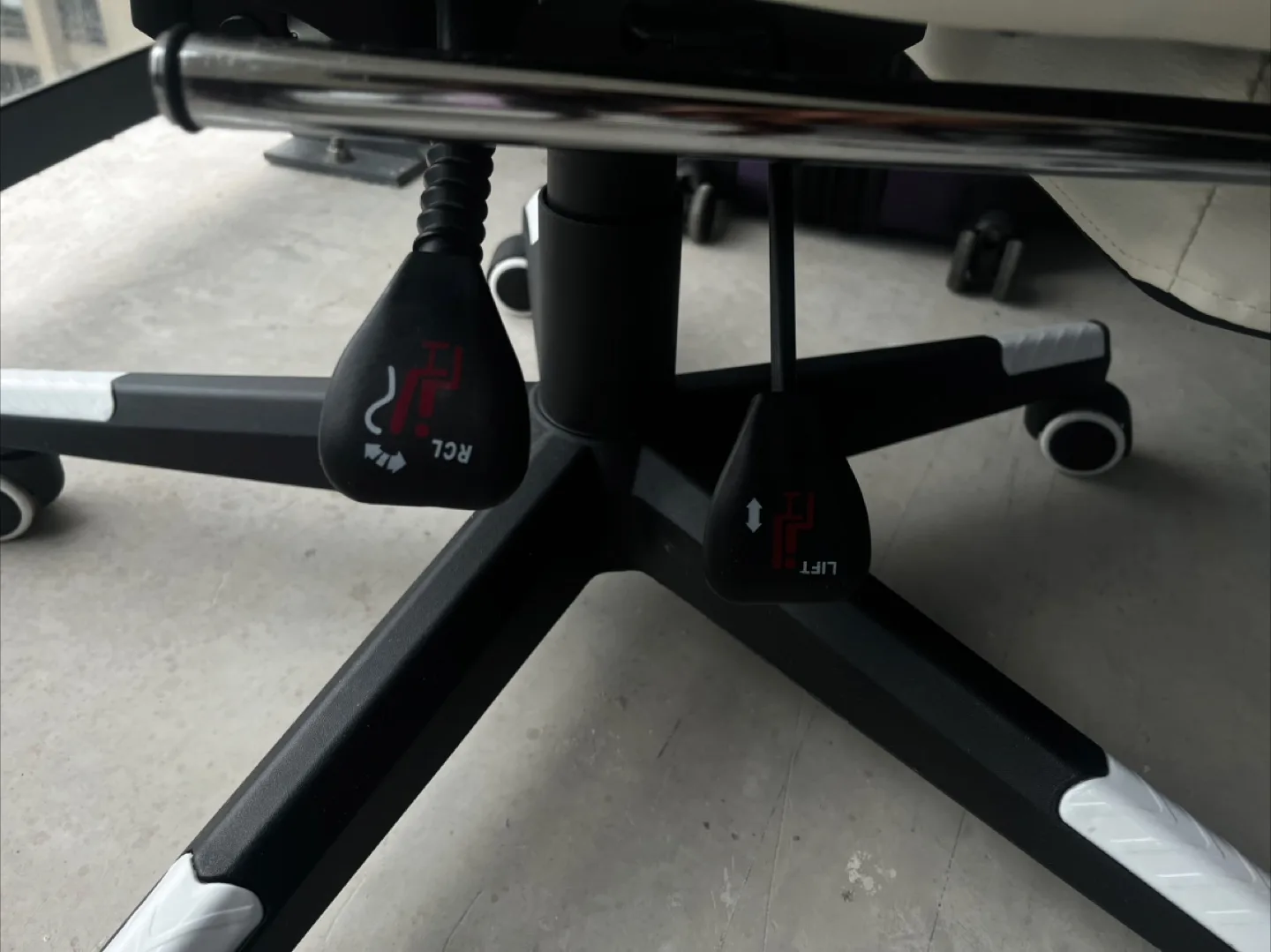 Gaming Chair - Black & White image indicator(4)