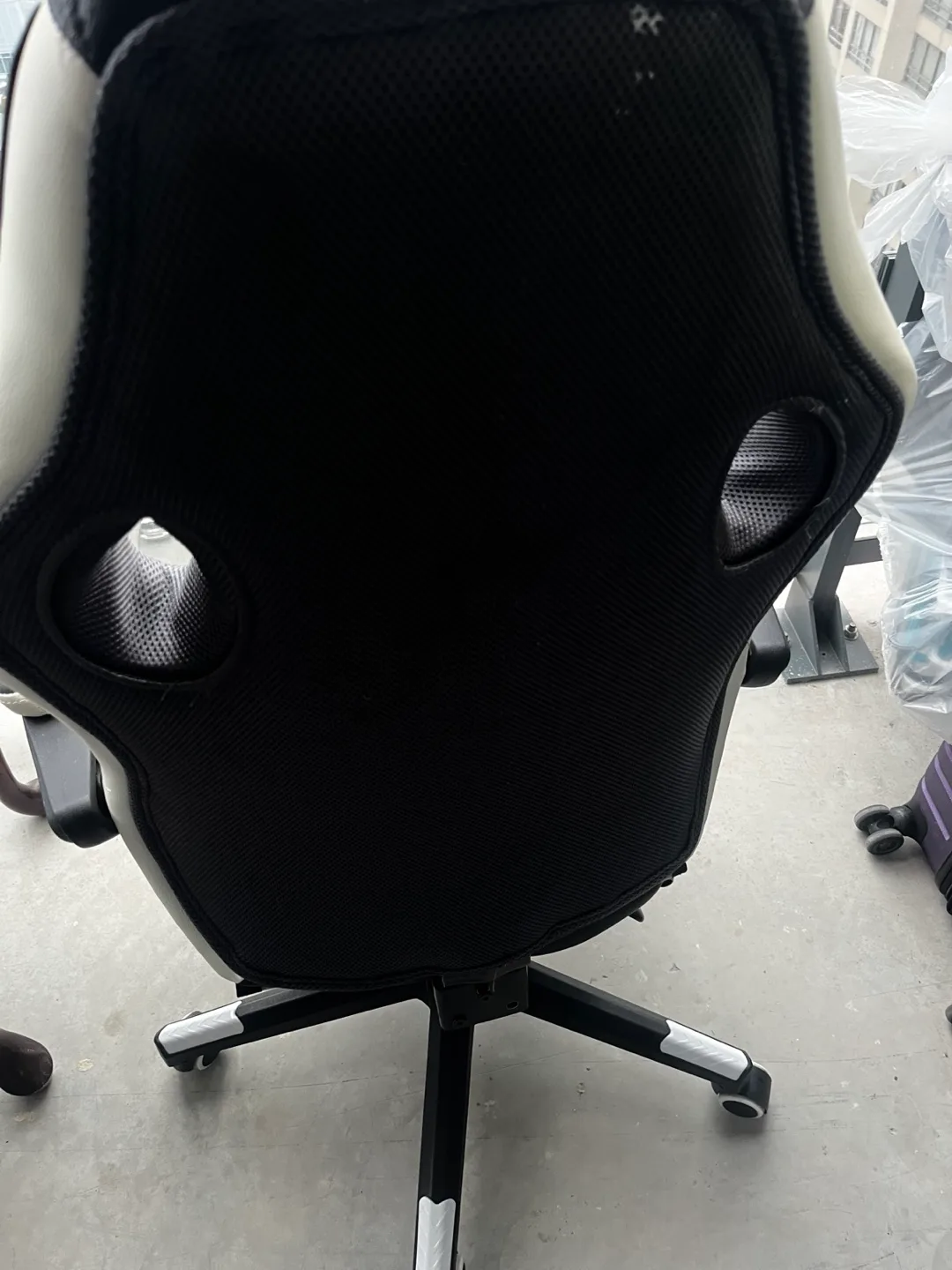 Gaming Chair - Black & White image indicator(5)