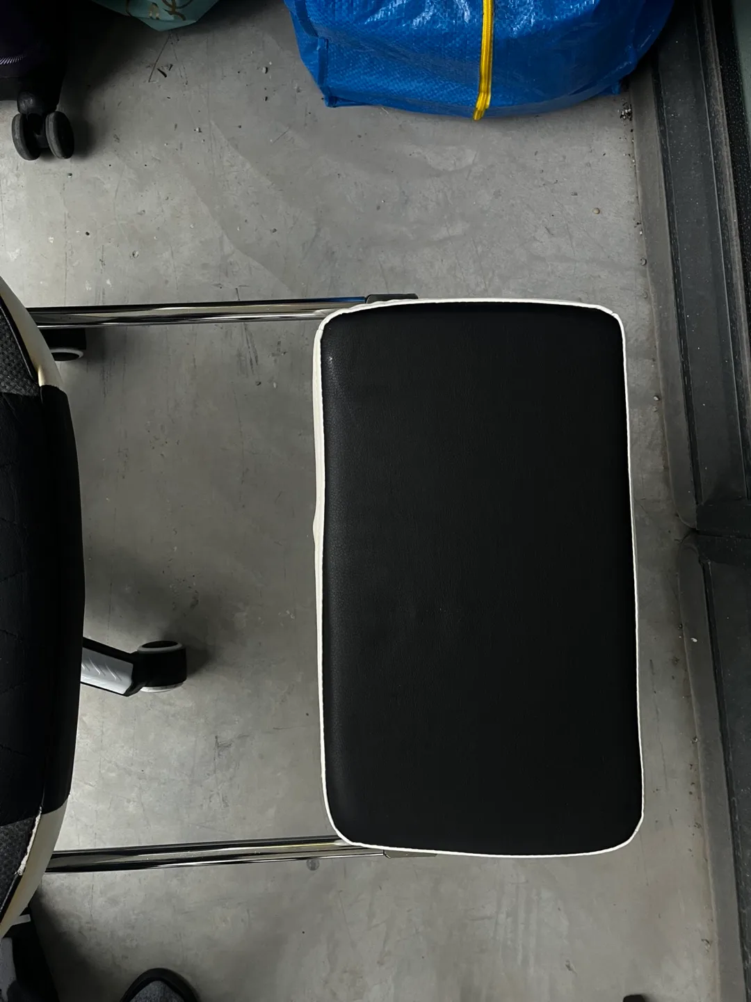 Gaming Chair - Black & White image indicator(2)