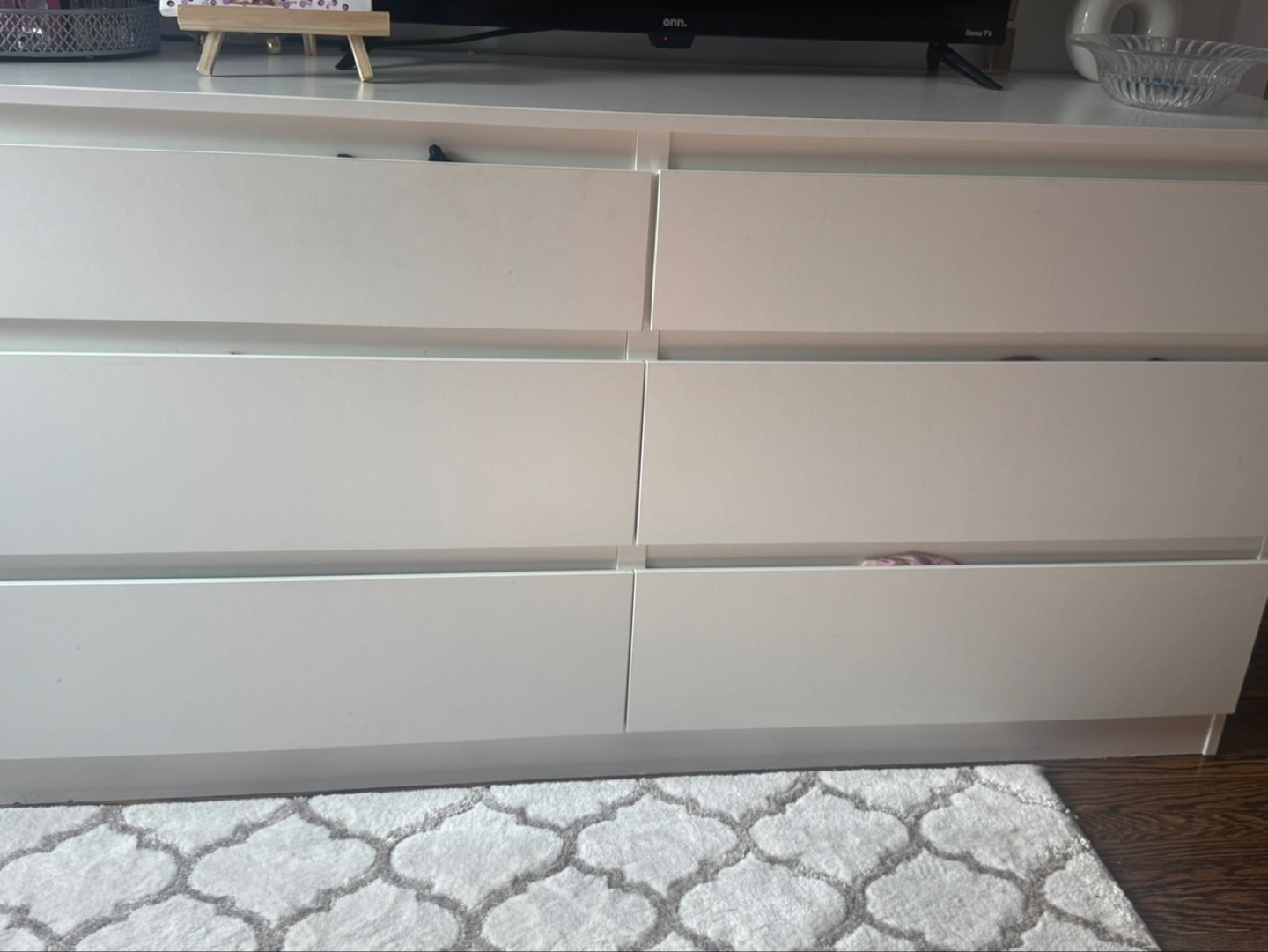 White dresser with six drawers - photo 2
