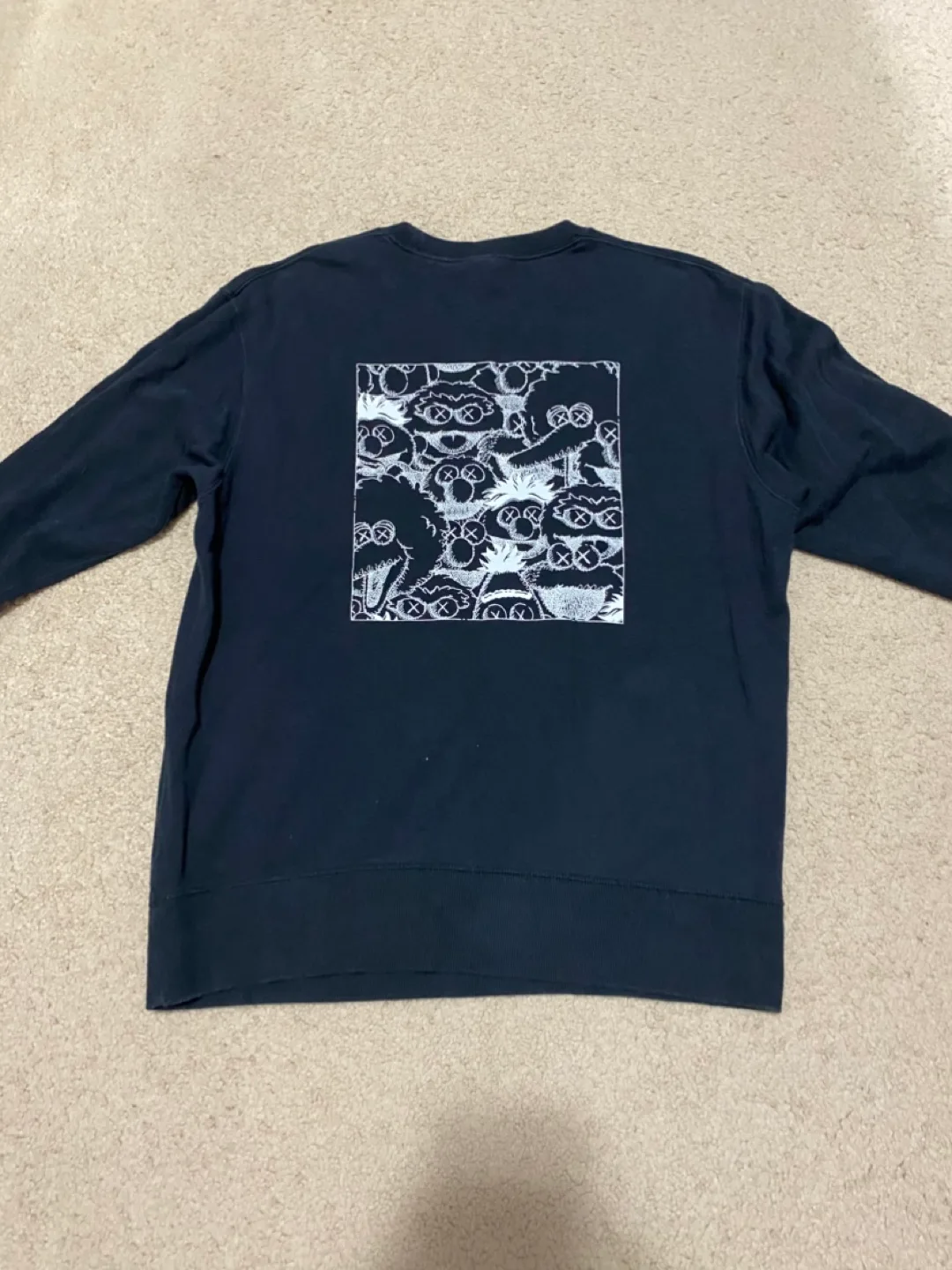 KAWS sweatshirt image indicator(2)