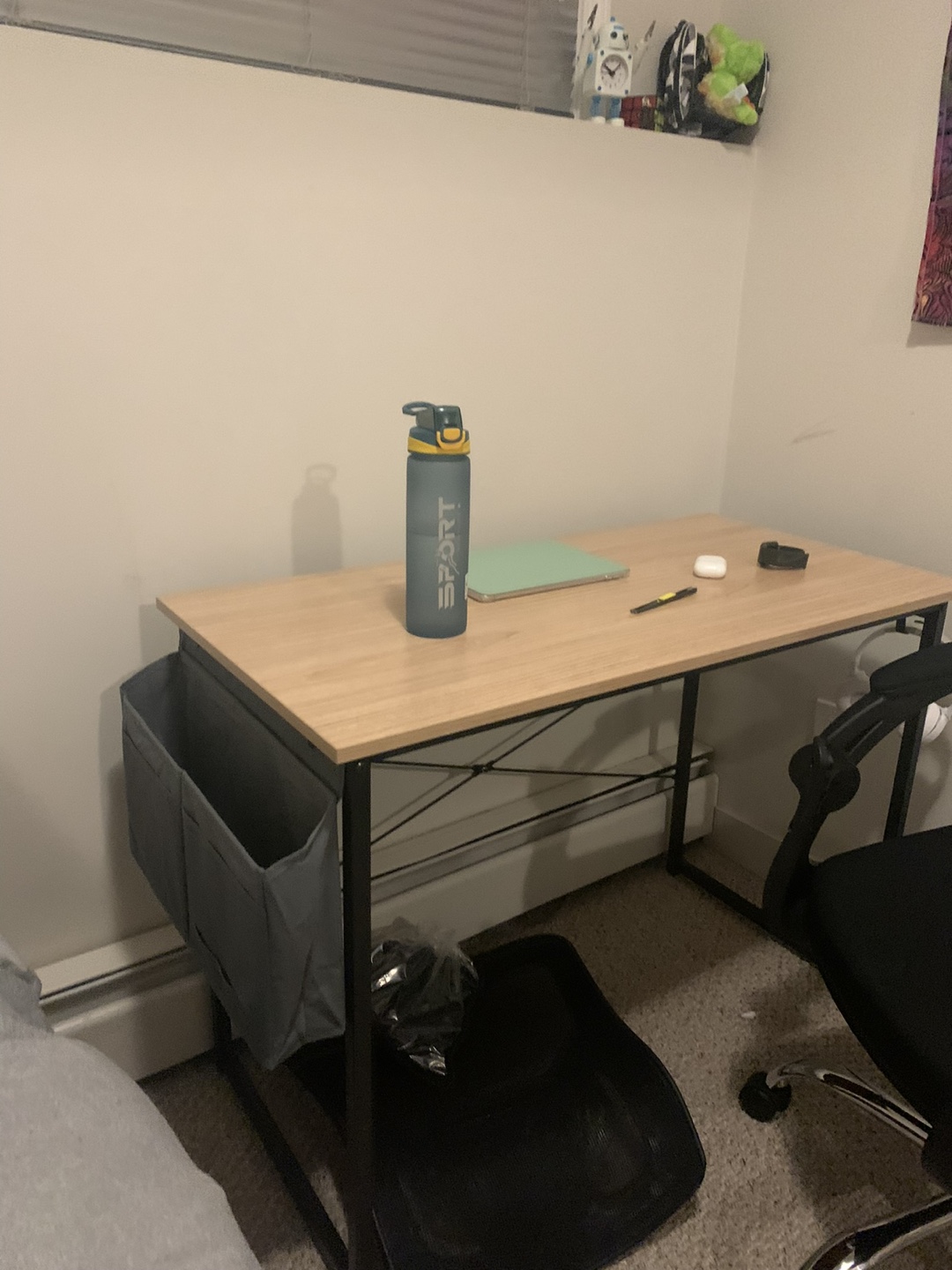 Desk - photo 2