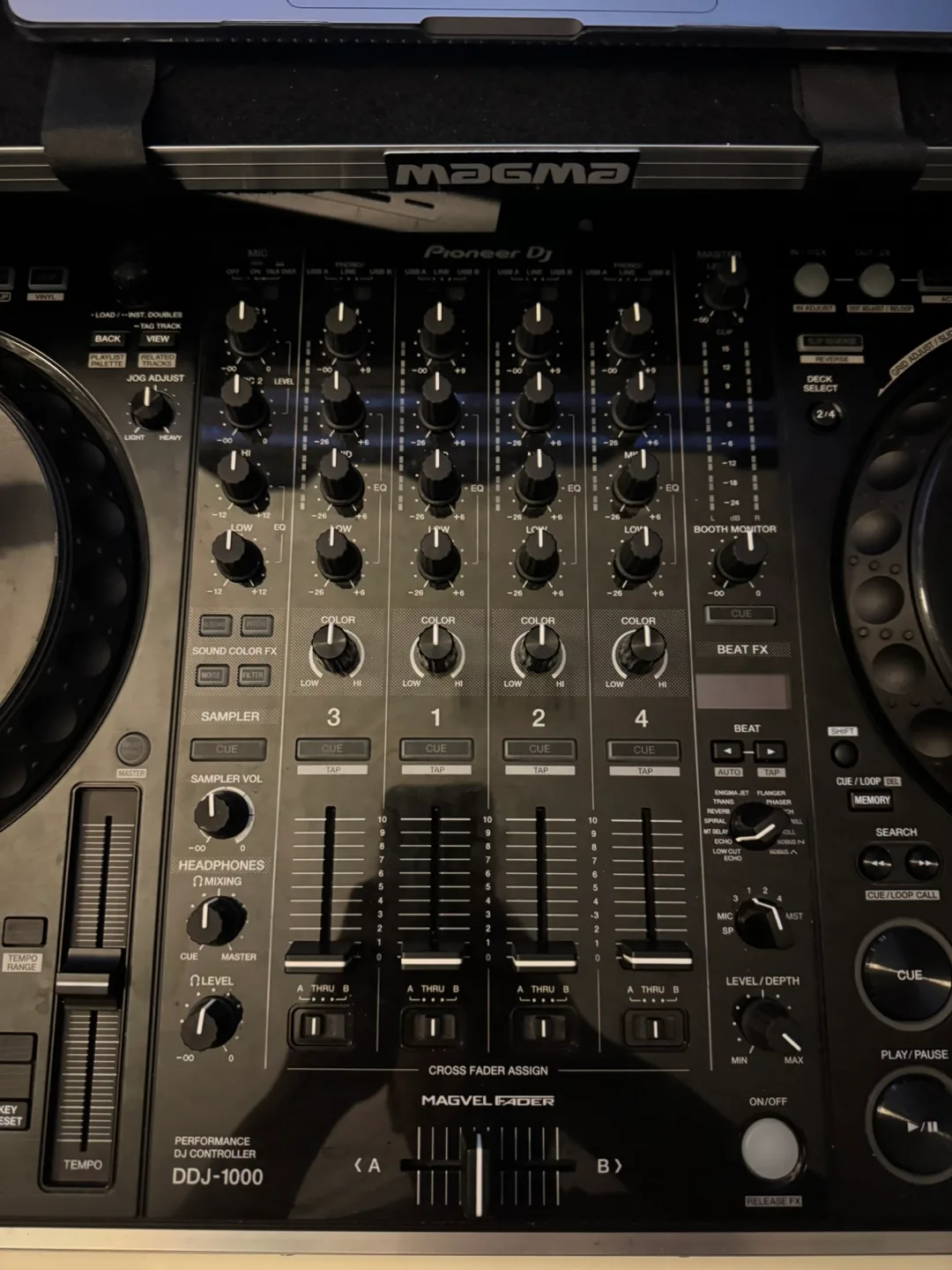 DDJ-1000 w/ flight case and decksaver image indicator(3)