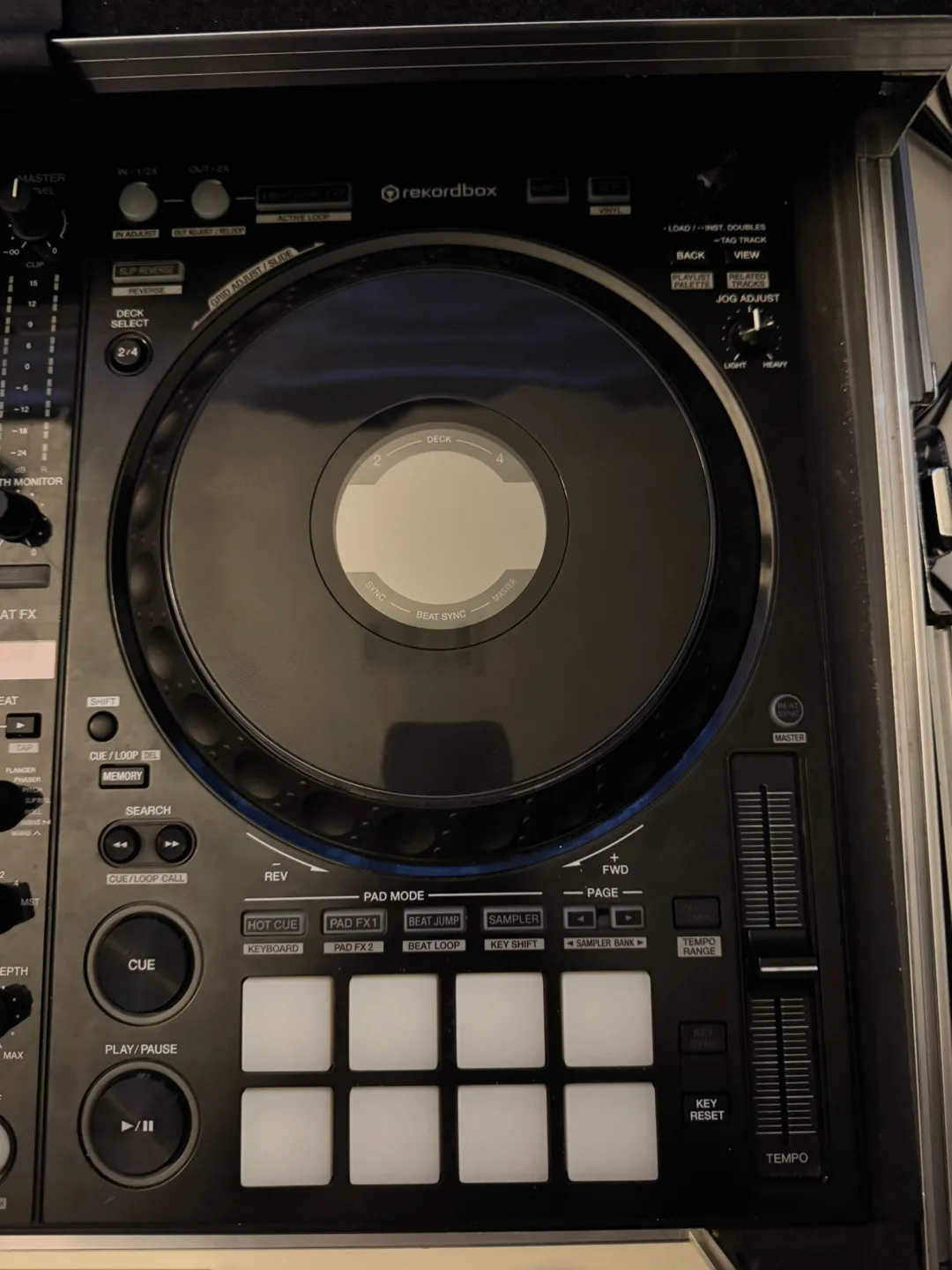 DDJ-1000 w/ flight case and decksaver image indicator(4)