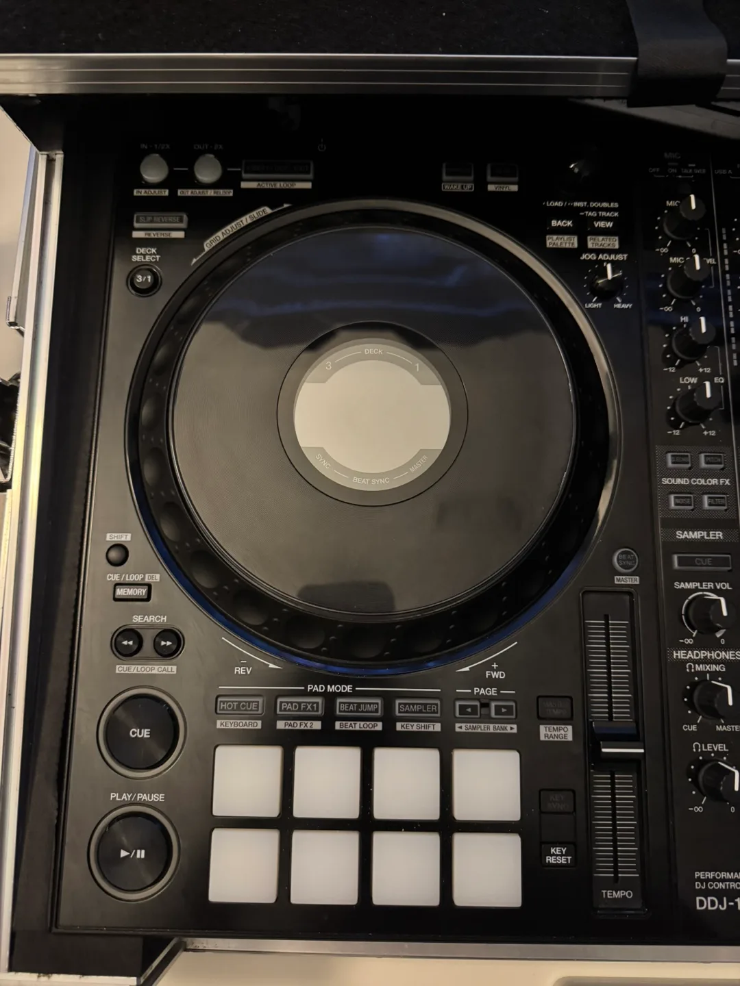 DDJ-1000 w/ flight case and decksaver image indicator(2)