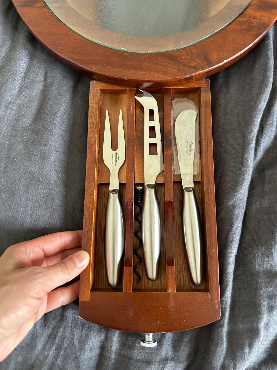 Round Wooden Cheese Board Set image indicator(3)