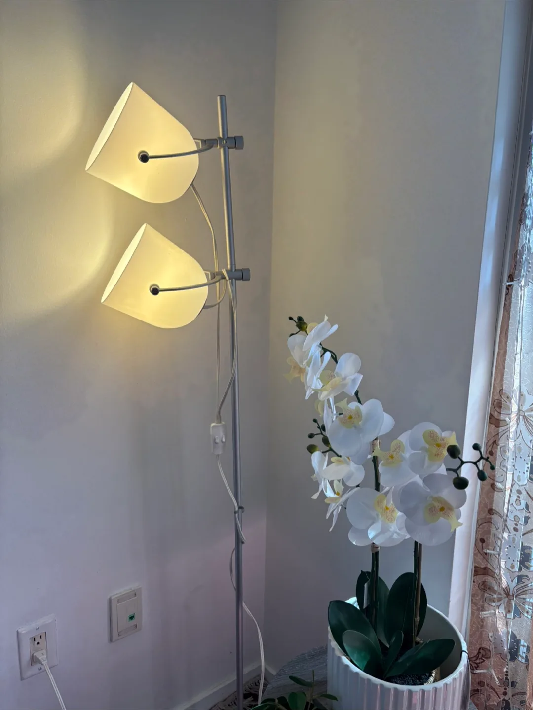 Stylish Modern Floor Lamp thumbnail