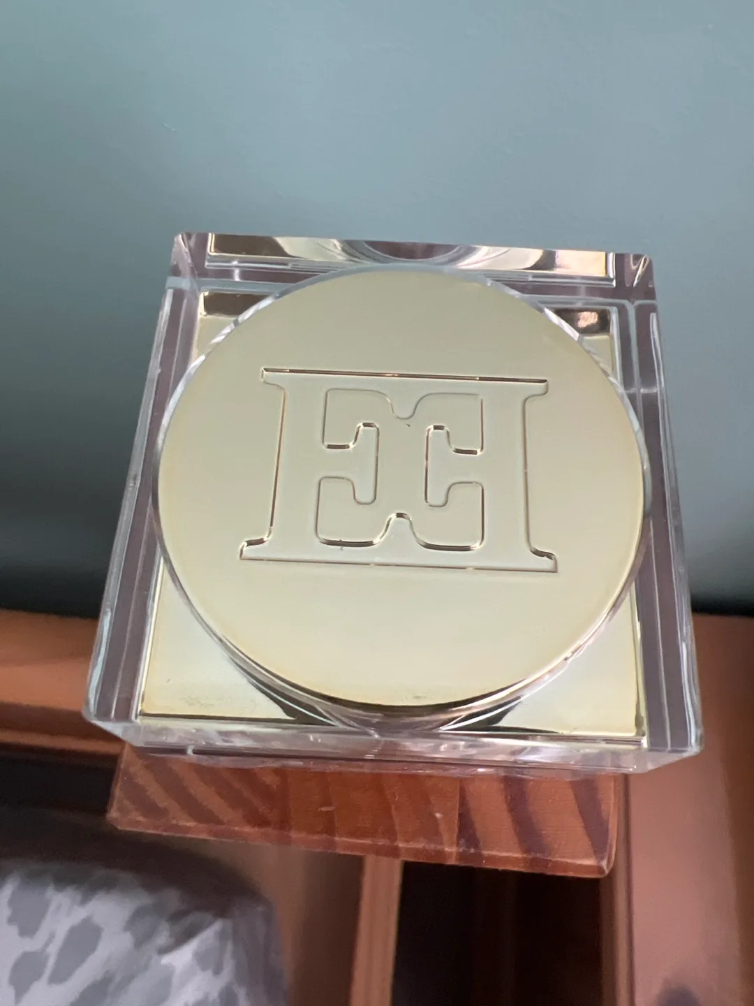 Escada Shimmer Powder image indicator(2)