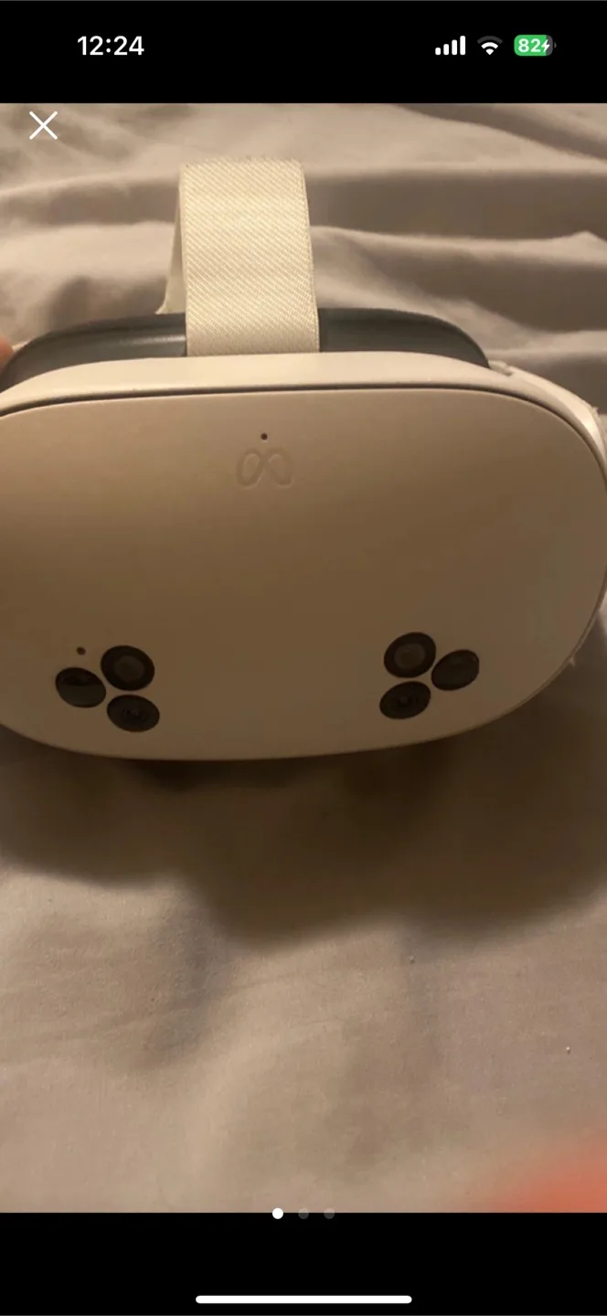 Meta Quest 3S Virtual Reality Headset and Controllers image indicator(2)