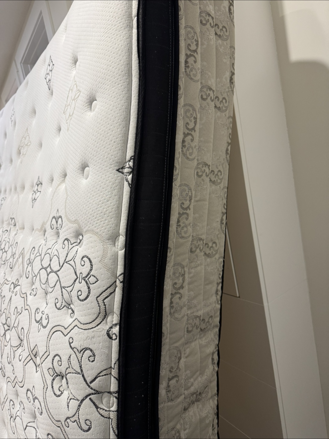 Luxurious king  Mattress with 2 mattress protectors - photo 2