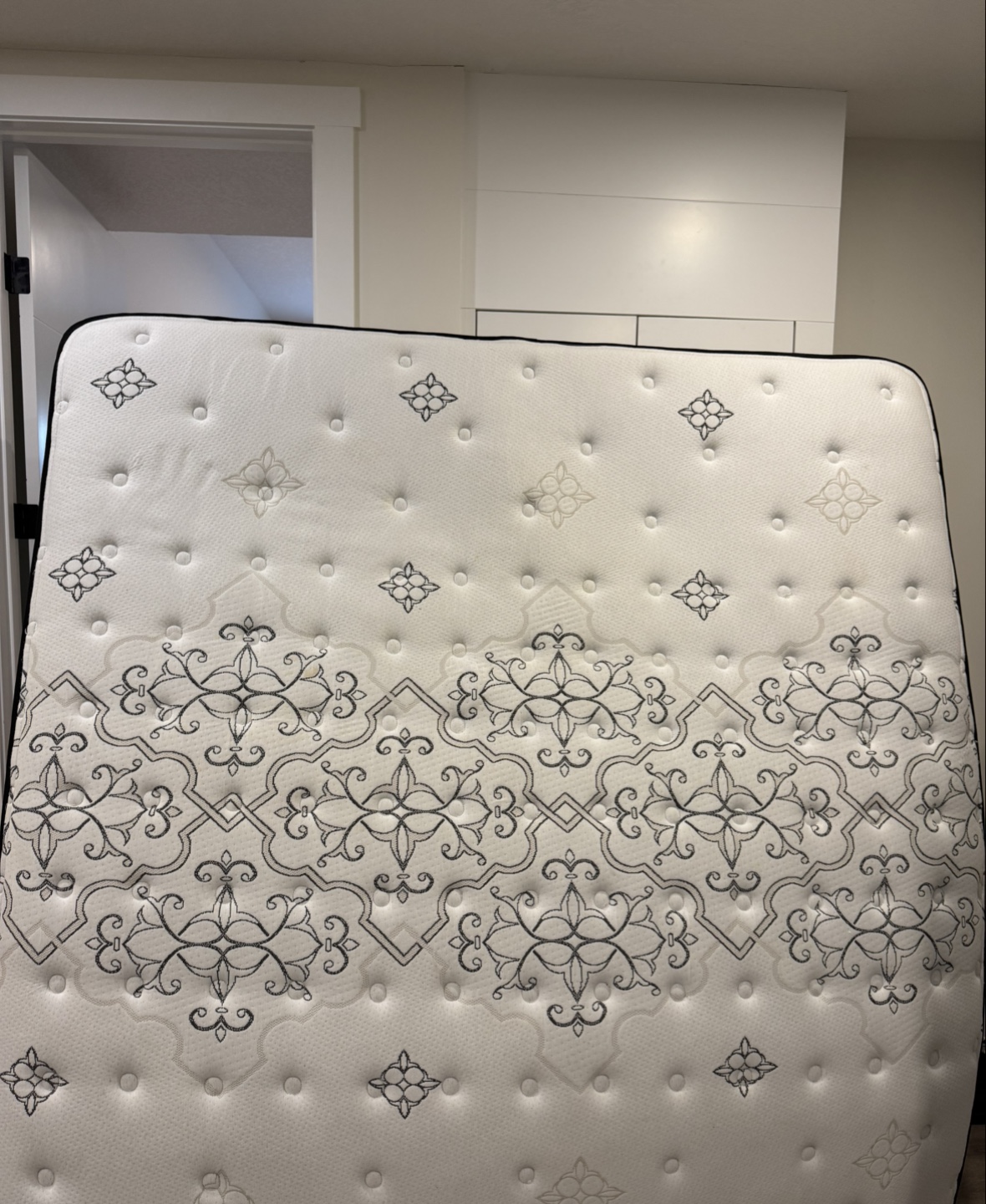Luxurious king  Mattress with 2 mattress protectors