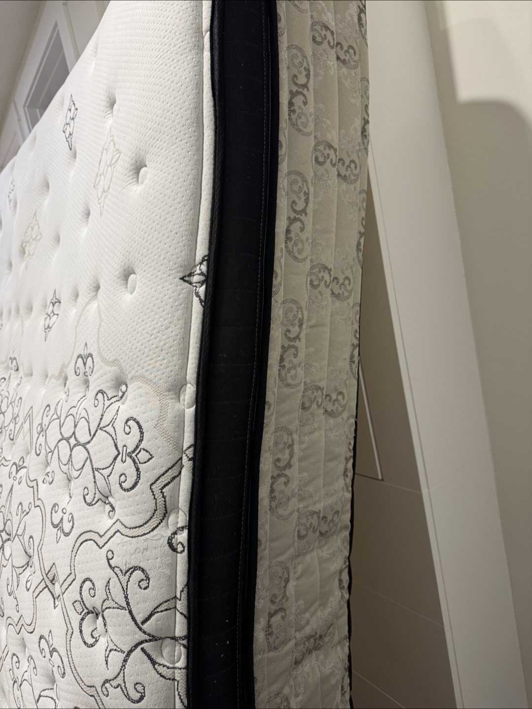 Luxurious king  Mattress with 2 mattress protectors - photo 3