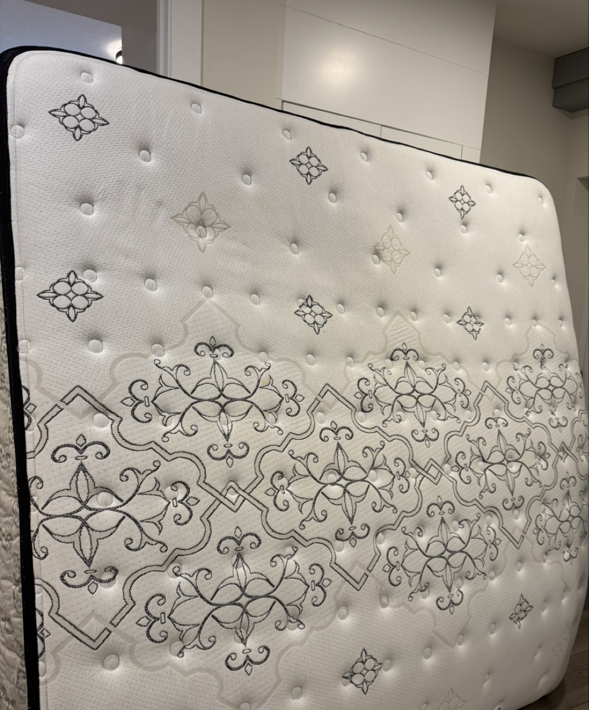 Luxurious king  Mattress with 2 mattress protectors - photo 4