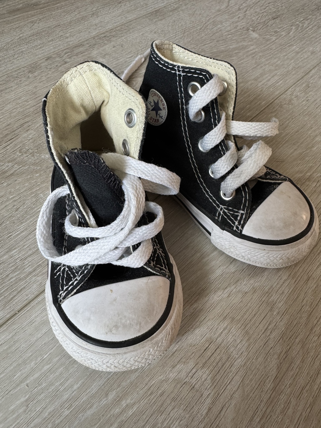 Black Converse toddler size 4