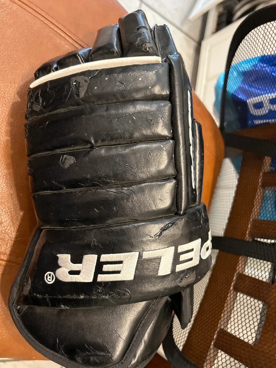 Hespeler Hockey Gloves image indicator(4)