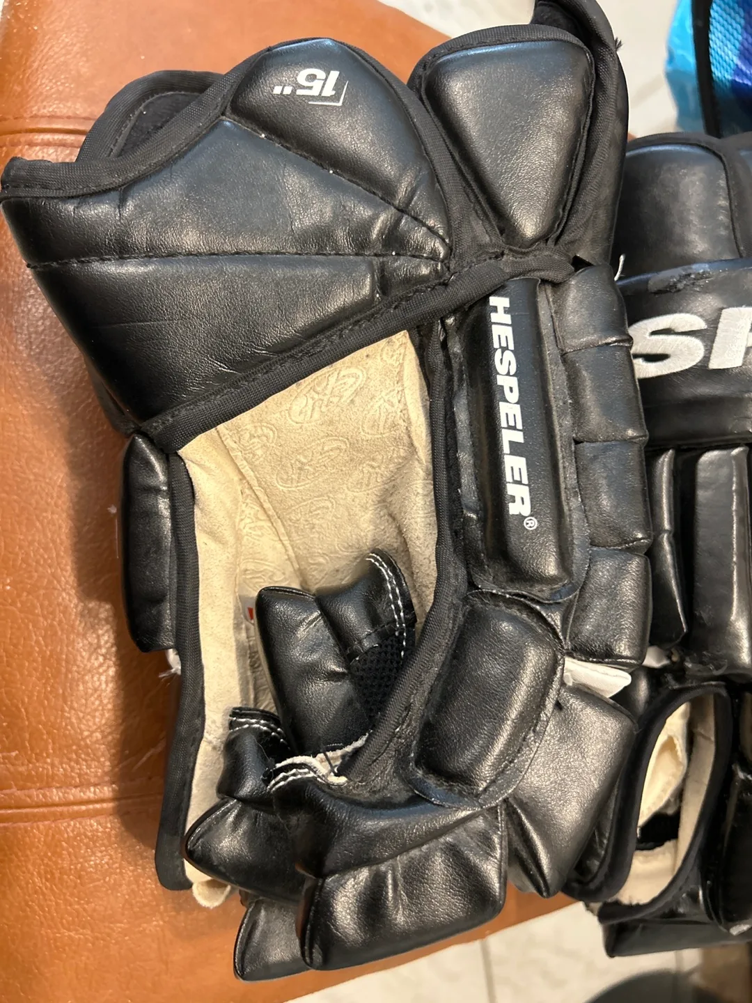 Hespeler Hockey Gloves image indicator(2)