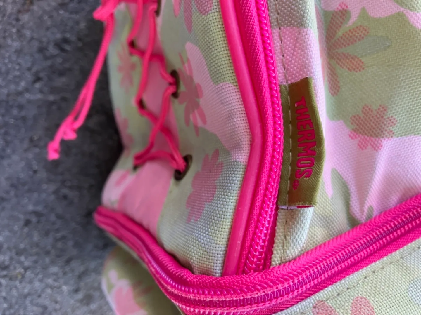 Pink and Floral Insulated Lunch Bag image indicator(4)