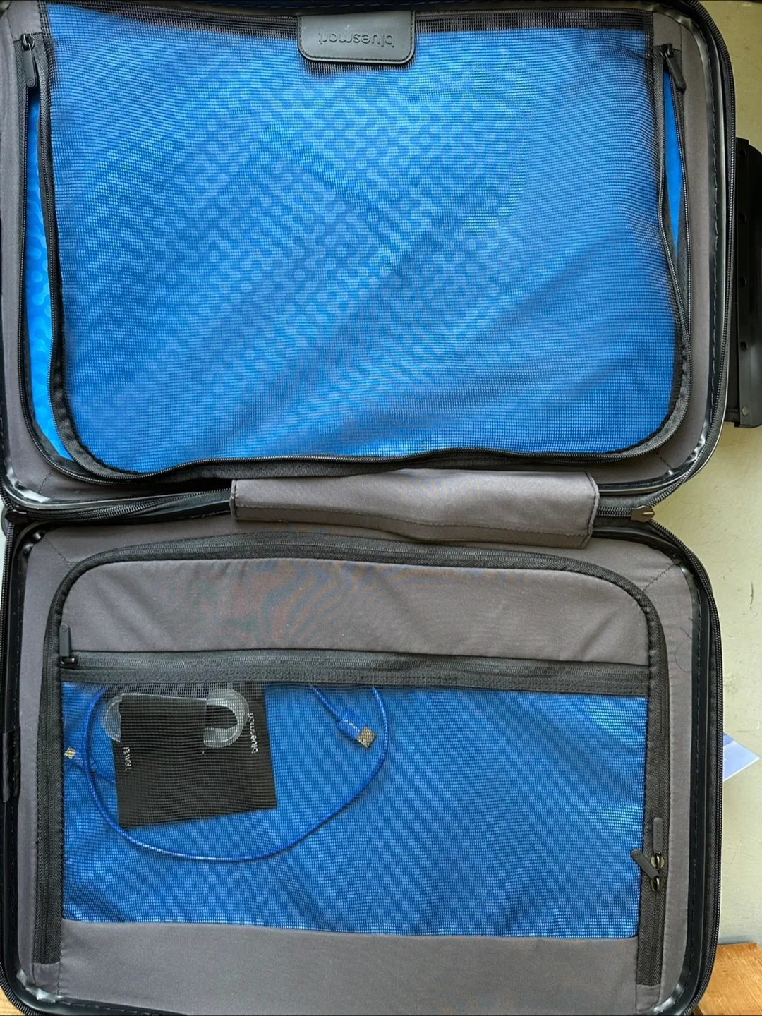 Bluesmart Carry-On Suitcase image indicator(4)